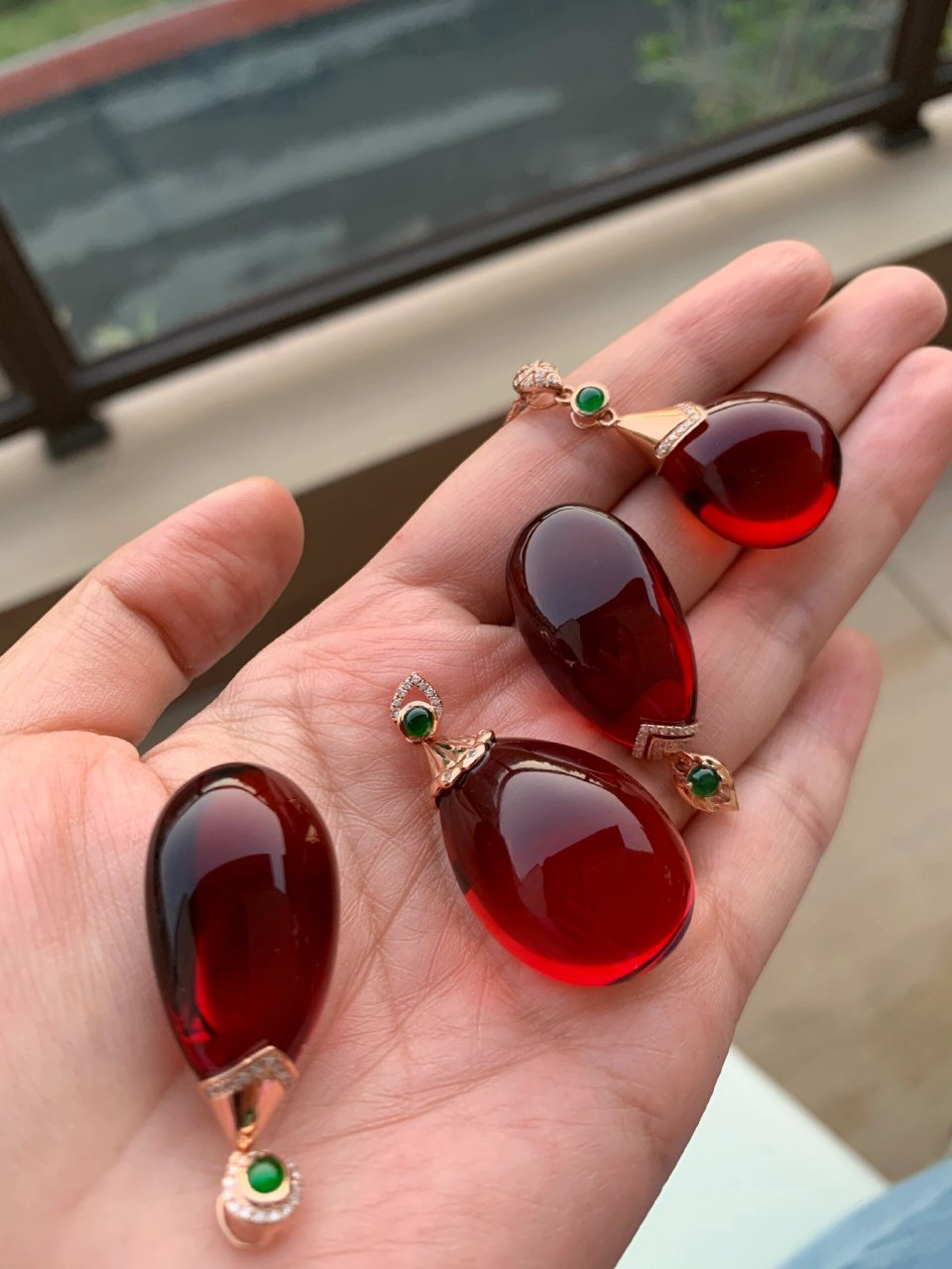 琥珀里的鸽血红宝石—缅甸顶级血珀 在所有琥珀蜜蜡中最最稀少且名贵