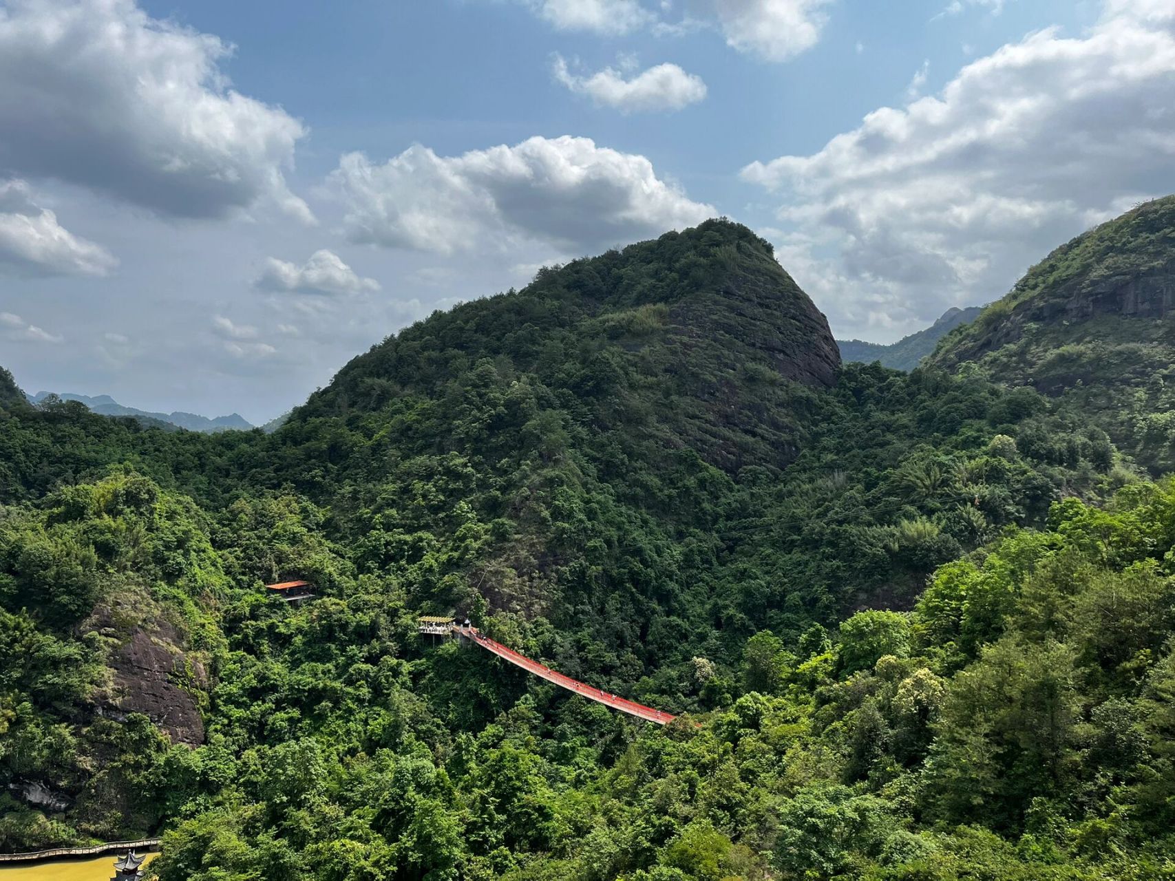 梅州平远大河背    大河背景区真是一个遛娃好去处,游船,玻璃桥,木