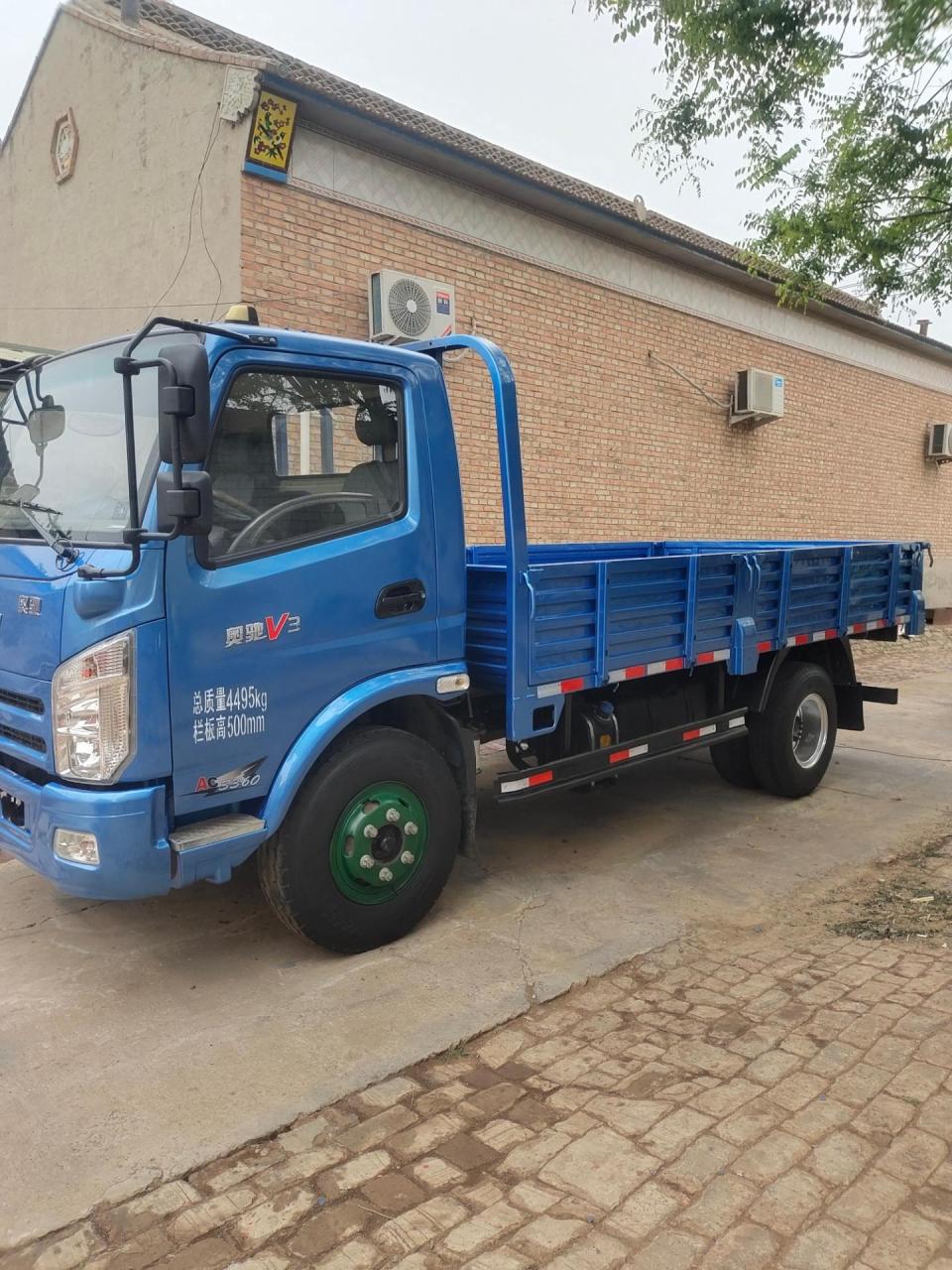 17年3月  国五  个人户  奥驰大v3  八档高低速  825轮胎  车证相符