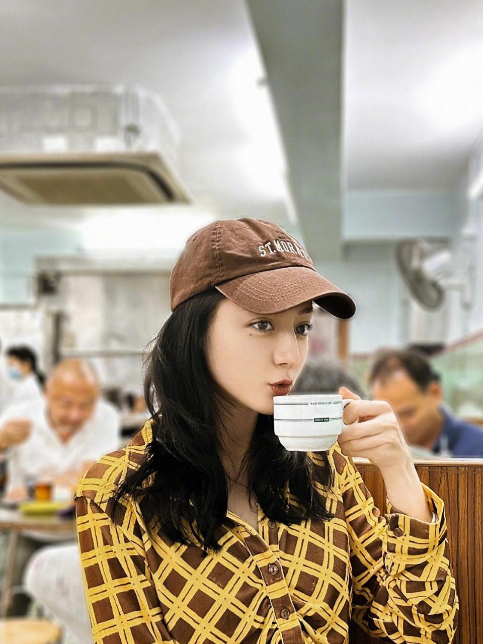 迪丽热巴五一更新穿搭 	 来自ganni 2021春夏的连衣裙和很常出镜的