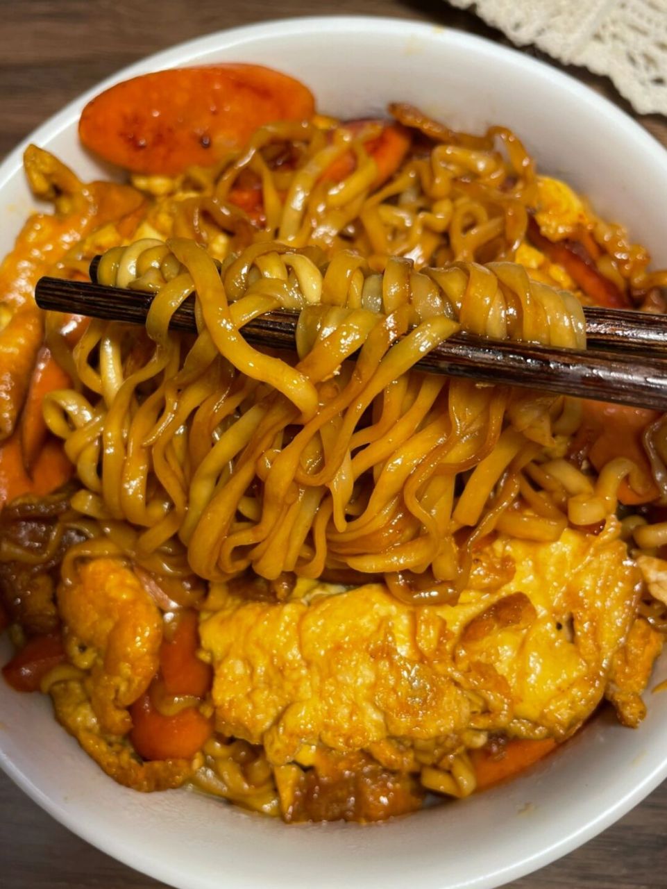 食材:方便面2块,火腿2根,鸡蛋2个 做法: 1沸水下入方便面煮软捞出过