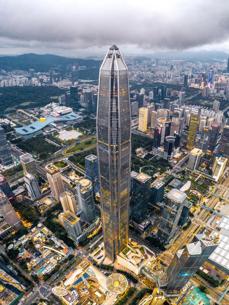 5米的平安金融大厦是深圳市的第一高楼.