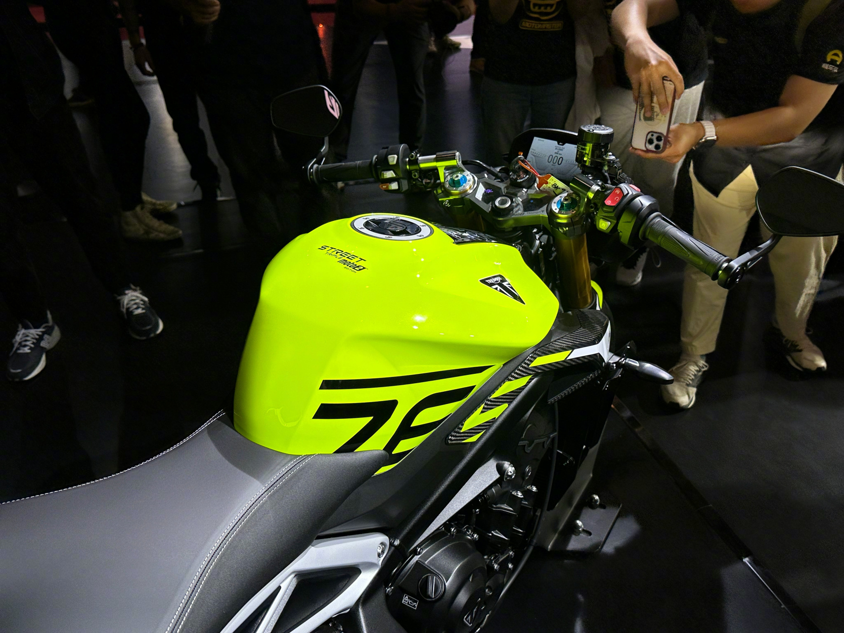 凯旋发布两款搭配全新moto2原厂定制配色的streettriple 765rs车型