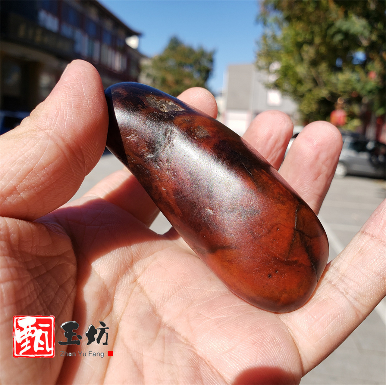 你细看,这就是产自和田玛丽艳的红皮籽料 有一种玉叫和田玉,有一种皮