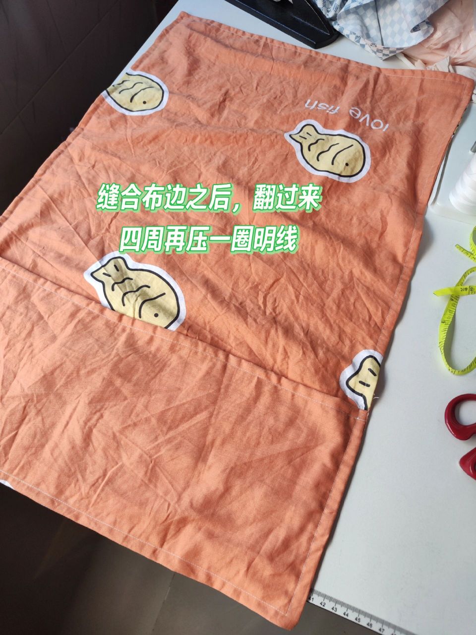 信封枕套怎么做 最近在研究做床品,简单记录一下信封枕头套的做法 1.