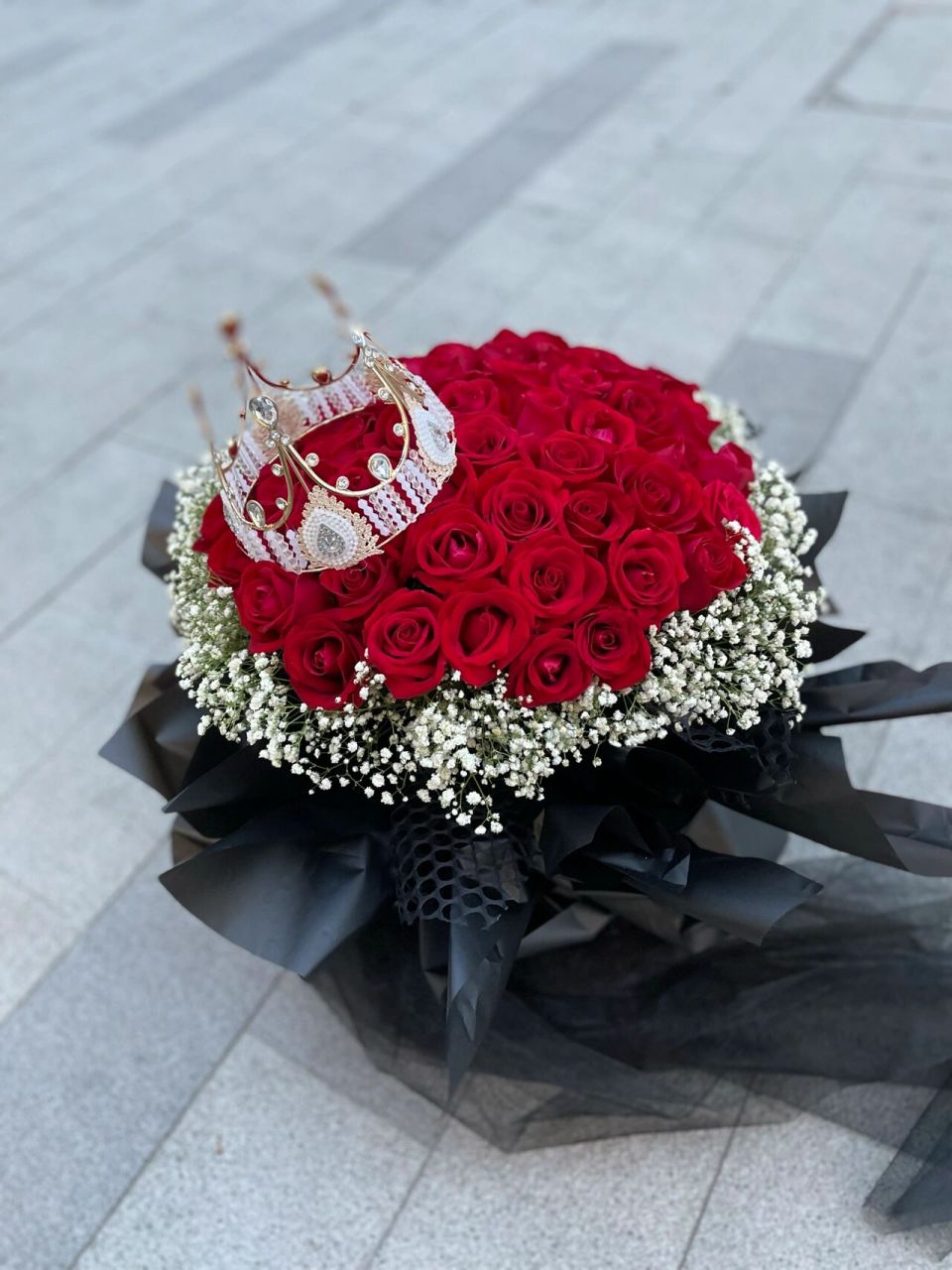 七夕情人节52朵红玫瑰满天星 皇冠黑纱花束