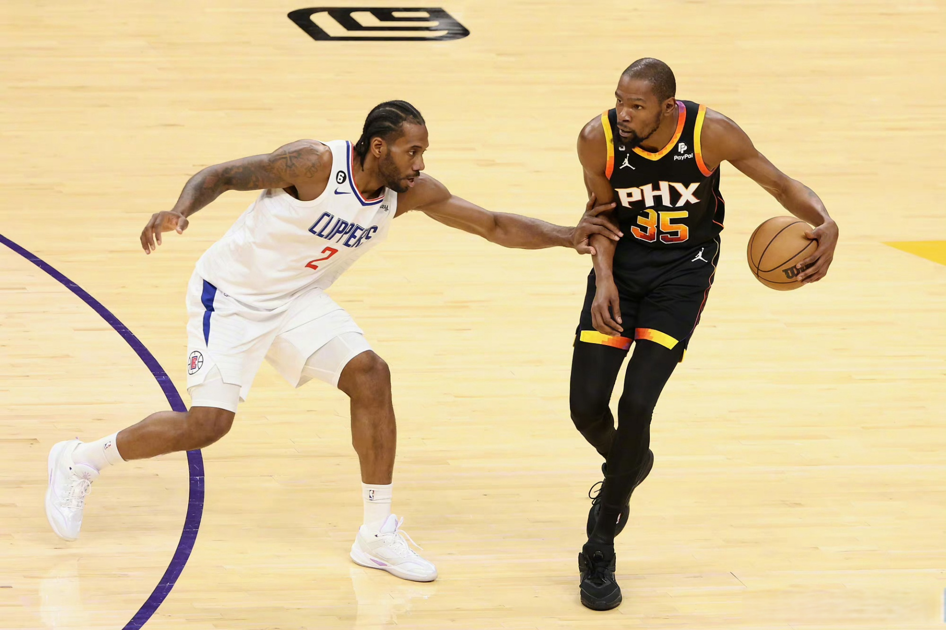 据统计,快船1-1太阳,这两场比赛中,伦纳德防守了杜兰特53个回合,为