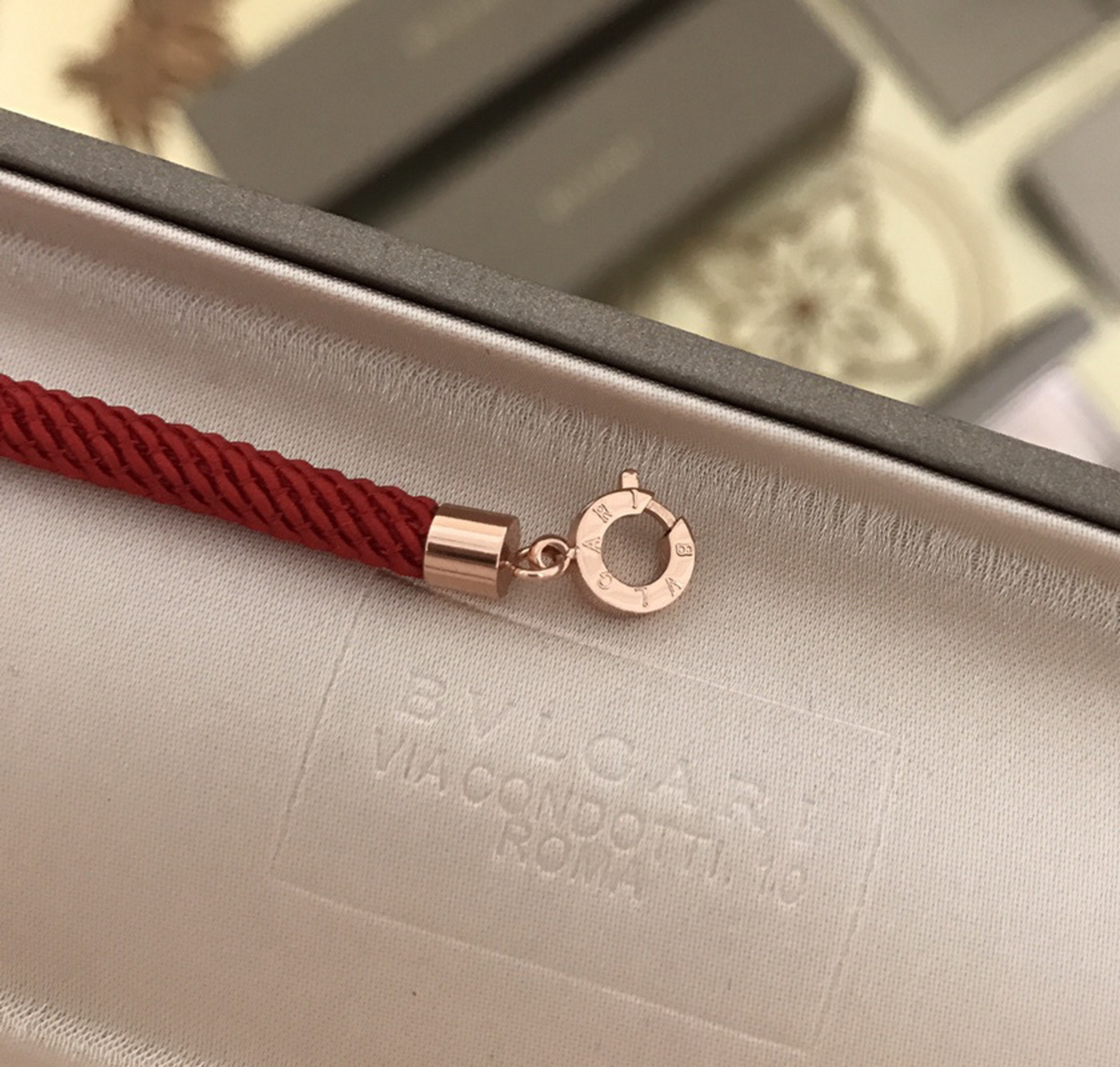 18k金宝格丽红绳 转运红绳 经典简单小红绳 人生这么短 总要戴自己