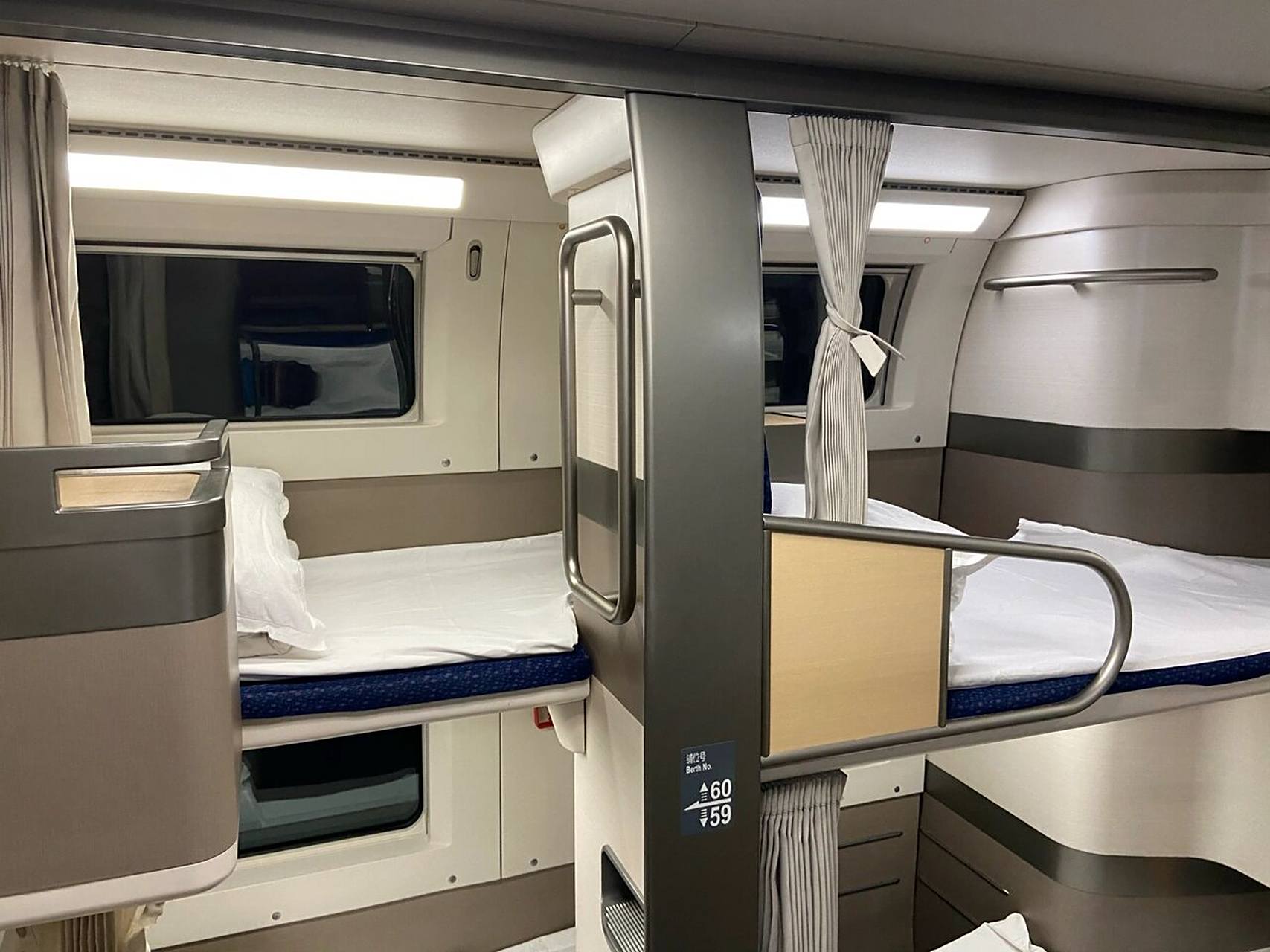 高铁新动卧 | 上铺版 回家时买到的是上铺,大致格局和下铺差不多.