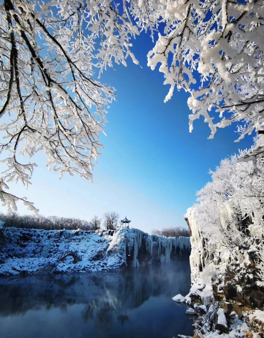 镜泊湖的花样冬天,如痴如醉 镜泊湖,有我国四大瀑布之一的"吊水楼瀑布