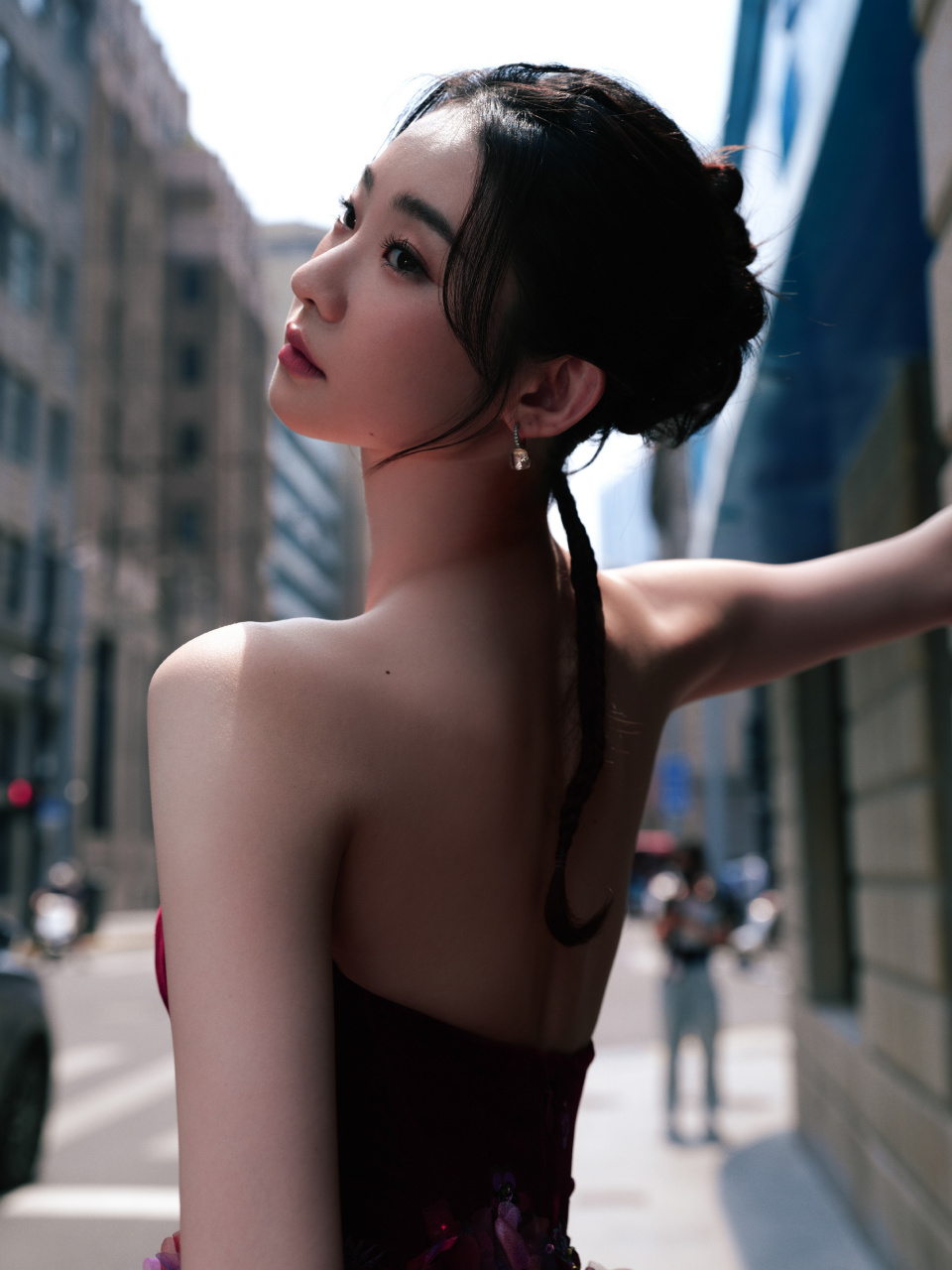 张艺凡红色抹胸花朵裙,轻柔甜美,娇俏可人的小仙女