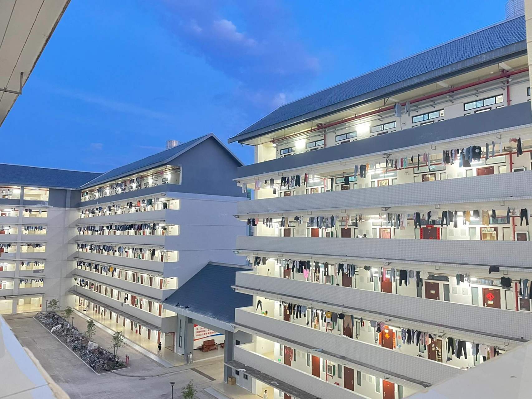 欢迎报考玉林师范学院 宿舍环境优美,有电梯,图书馆很大,学校还有水果