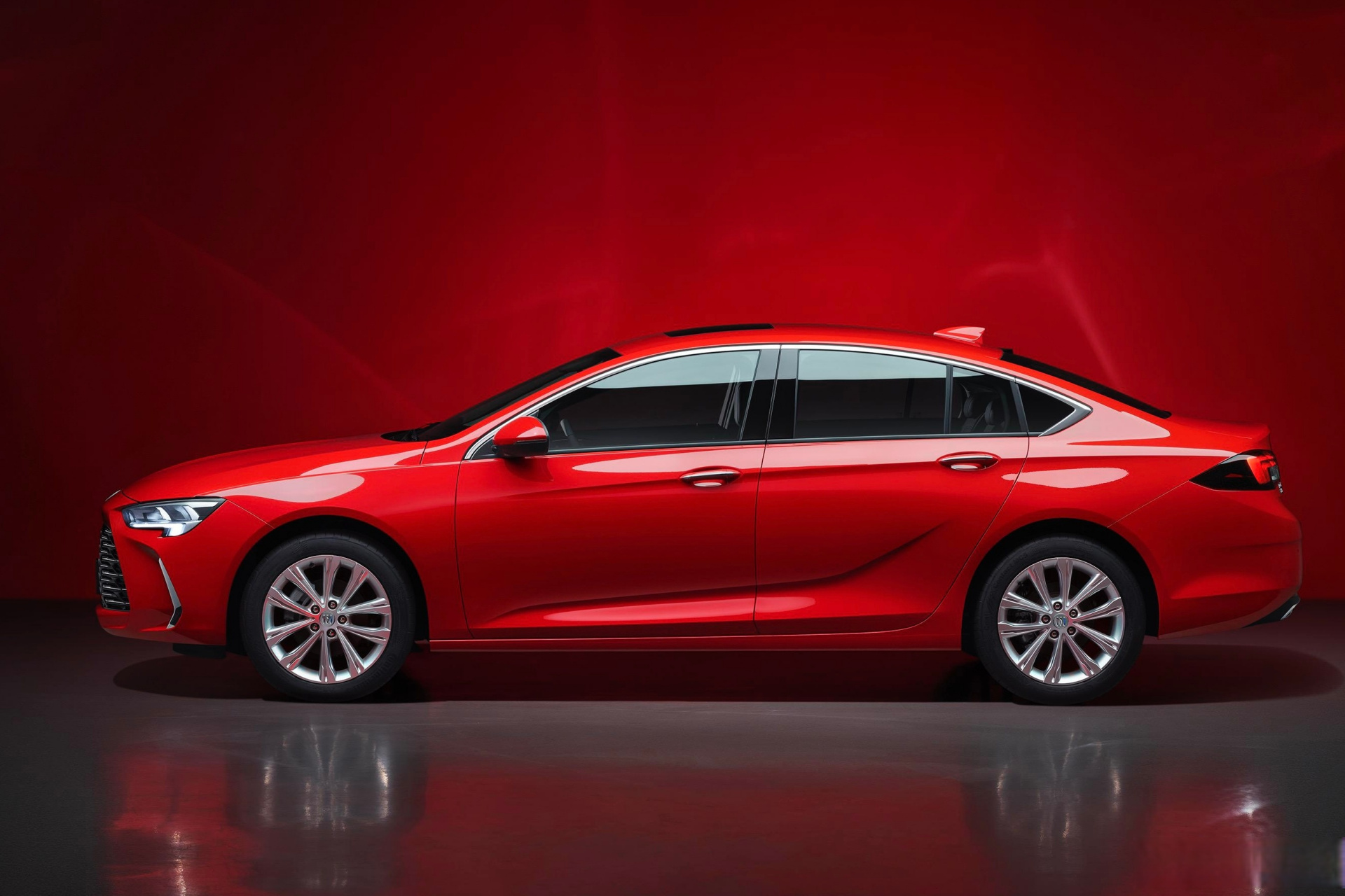 日前,我们获得了一组新款别克君威的官图,该车外观依旧采用家族式