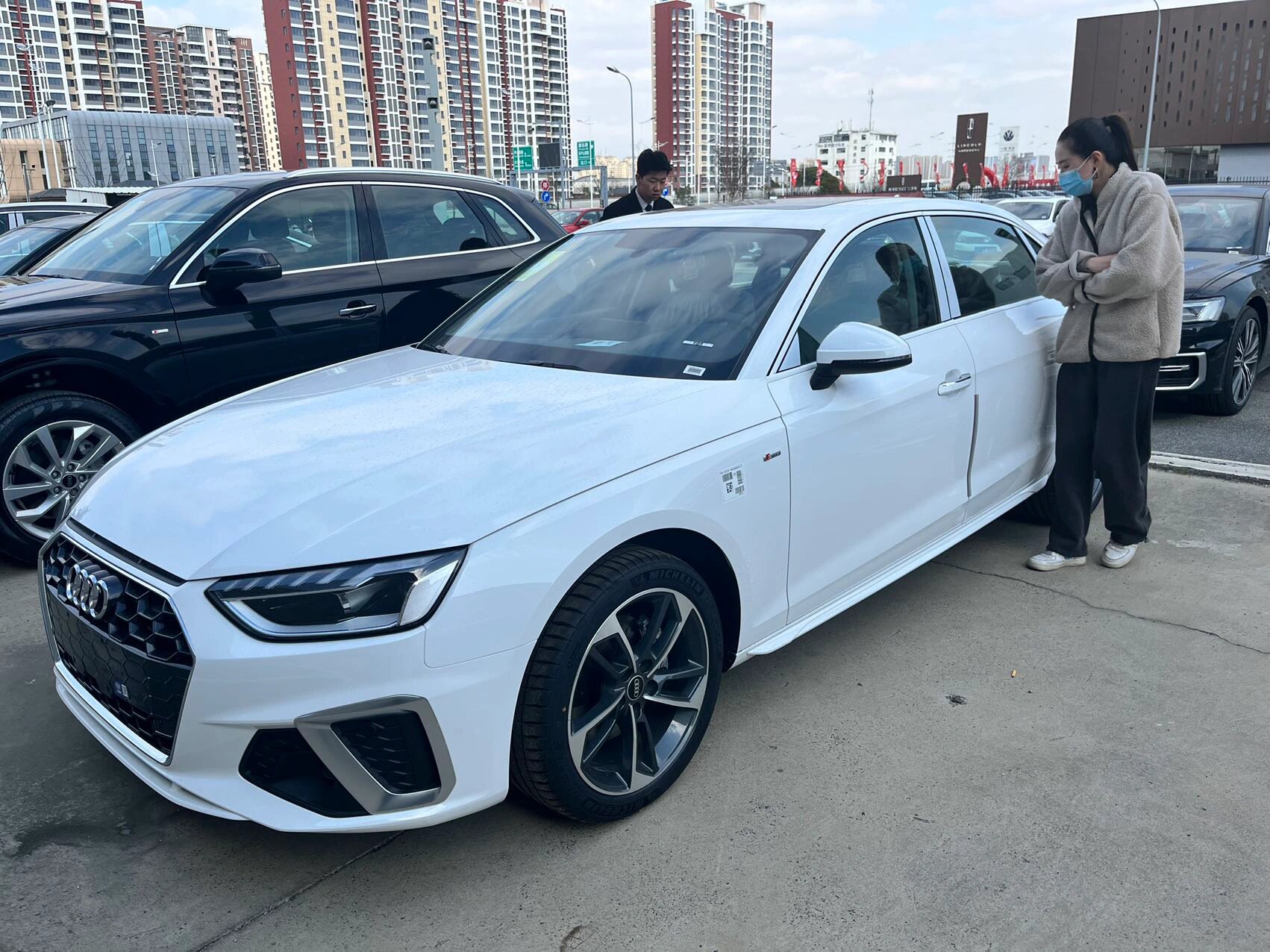 奥迪a4l保险杠和车身颜色不同 各位车友们  我的车提了一个月 洗车才