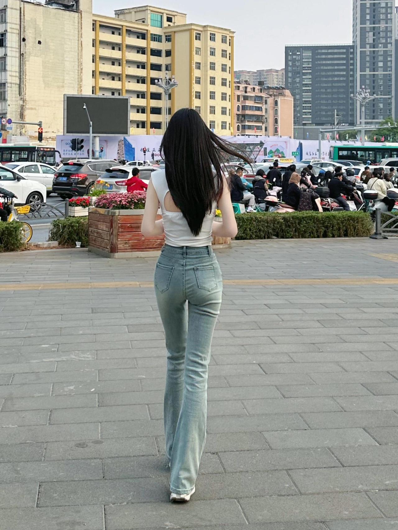 简单的蓝白搭就会有那种大美女的氛围感完美身材 喇叭裤 牛仔微喇裤