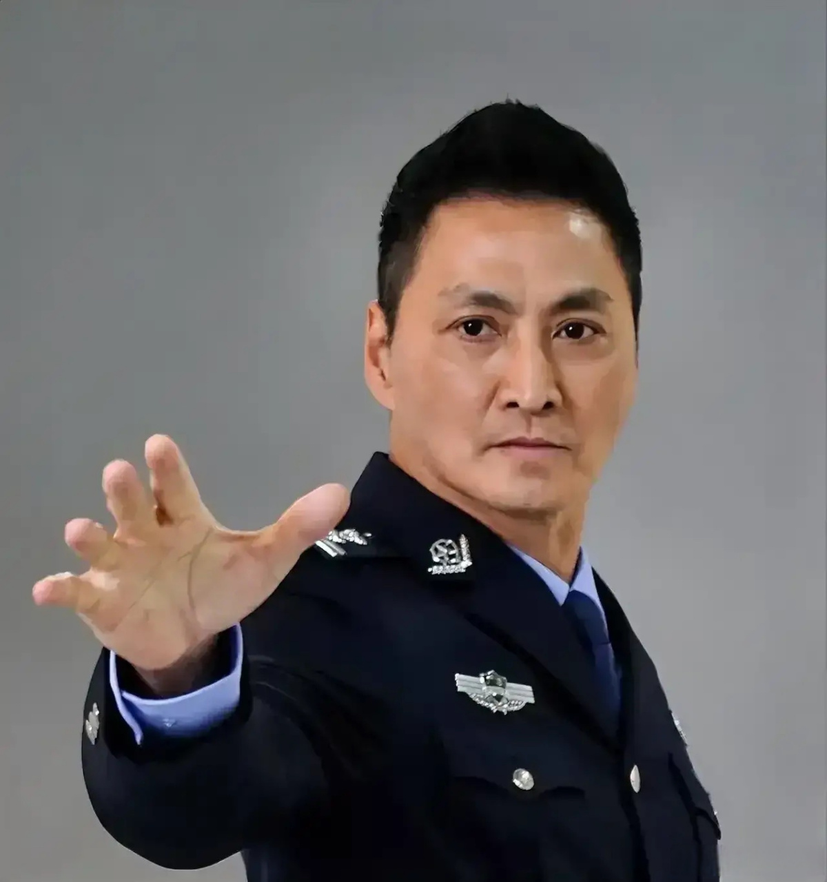 最近惠州劲家庄董事长何家劲又有了新的身份,身穿制服英姿飒爽,评为