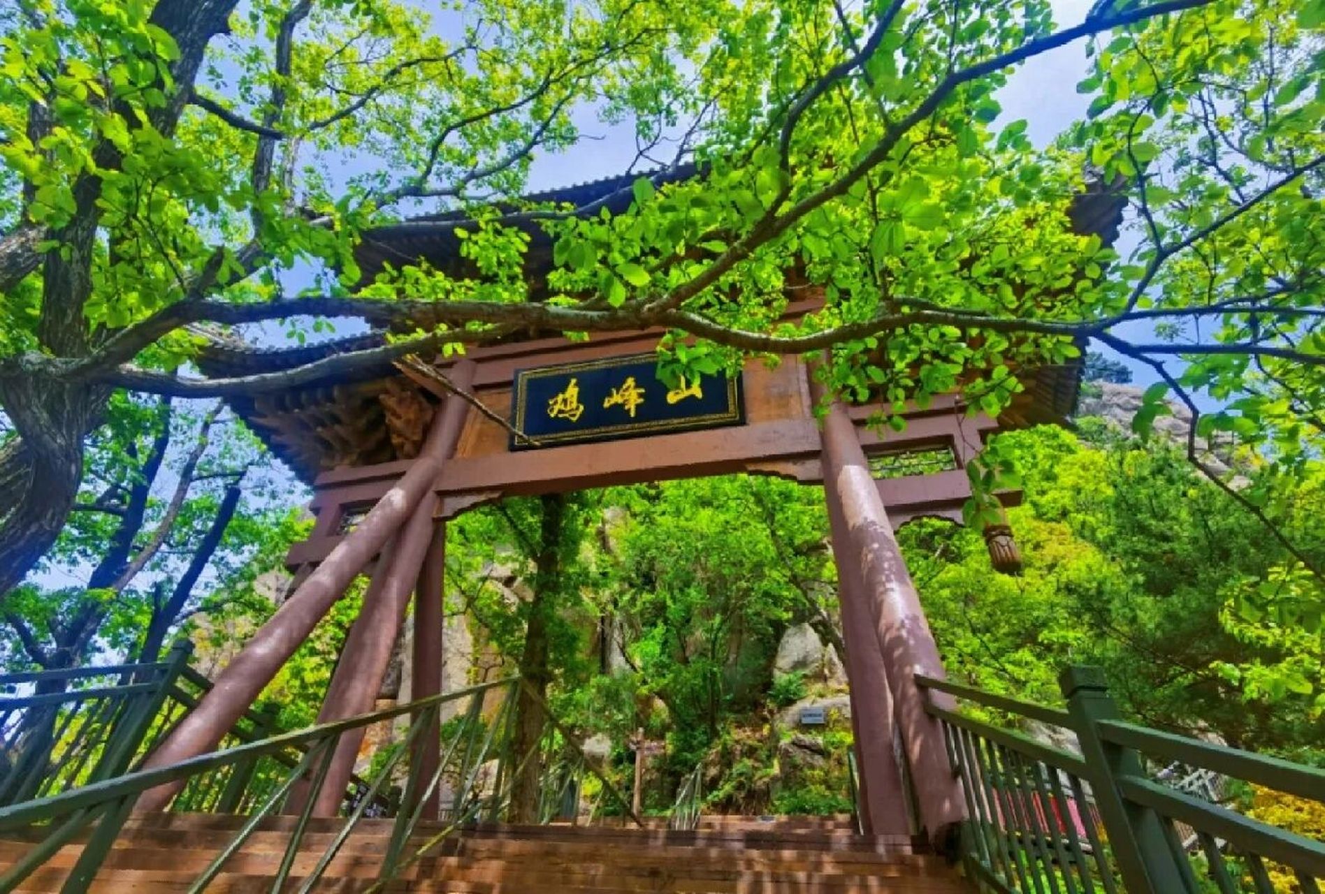 叫出古往今來的寶雞雞峰山 雞峰山位於天台山主峰景區的東北方,寶雞