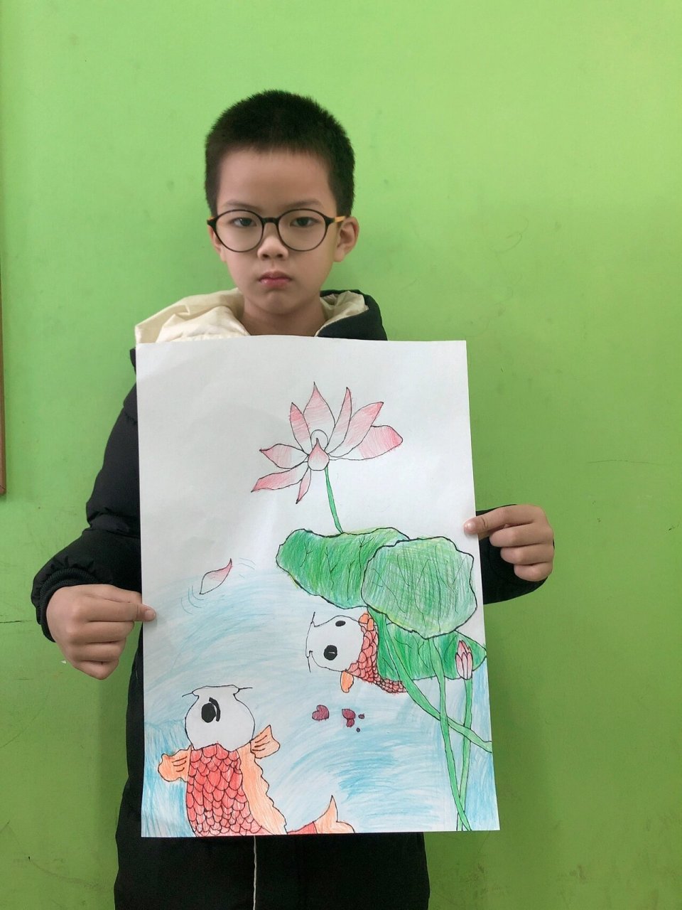 鱼戏莲叶间儿童画(内附教案) 本节课孩子们的绘画主题——鱼戏莲叶间