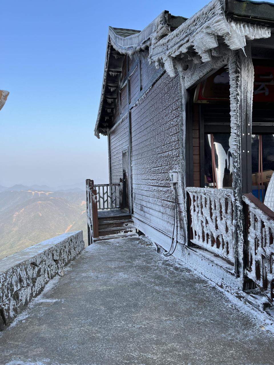 风景区 云冰山旅游景区位于湖南省永州市蓝山县西峰岭和广东省清远市