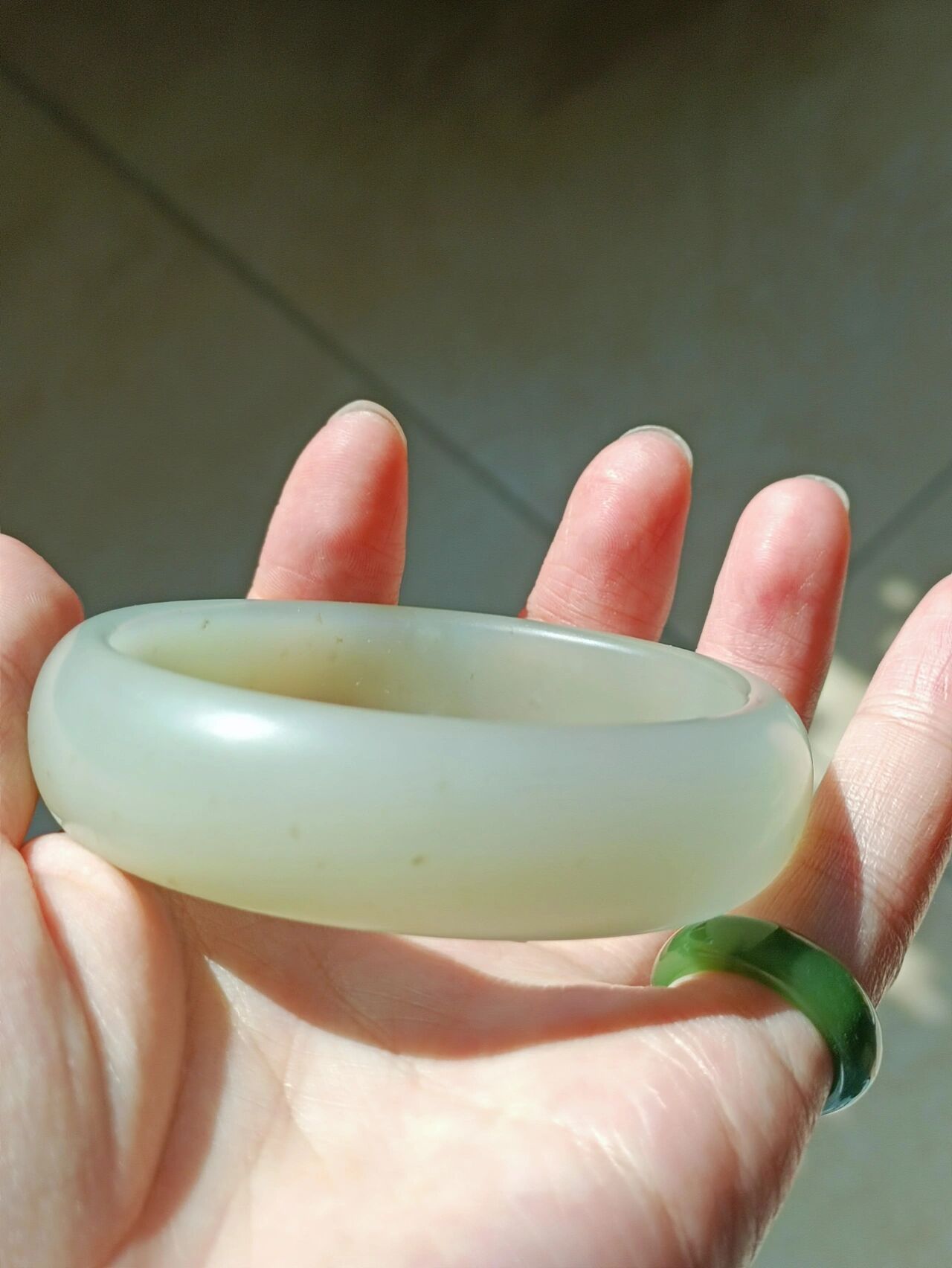 晒个和田青白玉手镯开心下~ 这是新疆和田玉青白玉籽料桂花手镯,很老