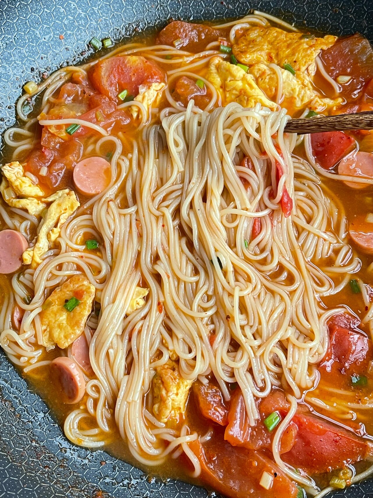 还是这个味6015百吃不厌的番茄火腿鸡蛋面 90酸爽开胃,香辣过瘾