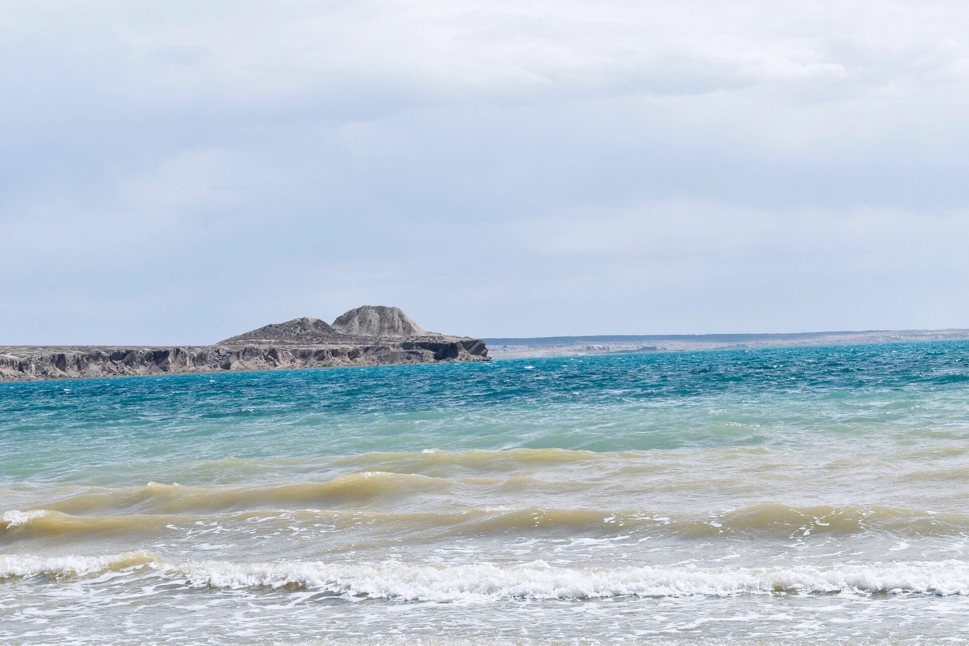 的深蓝湖水 德令哈宝藏景点托素湖 和旁边的克鲁克湖一淡一咸水域相通