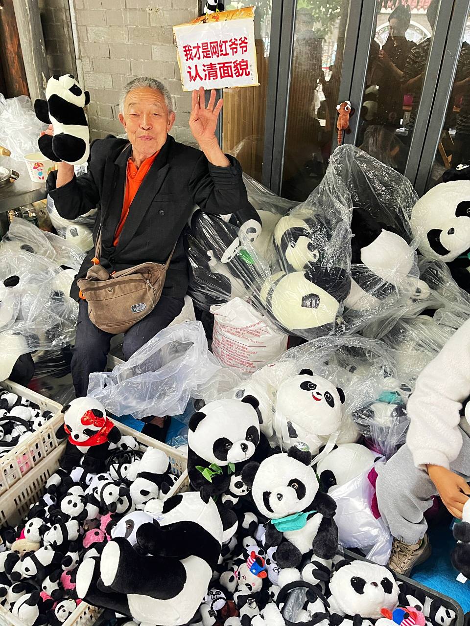 94宽窄巷子里卖熊猫玩偶的网红爷爷超级可爱 姐妹们答应我,来成都首