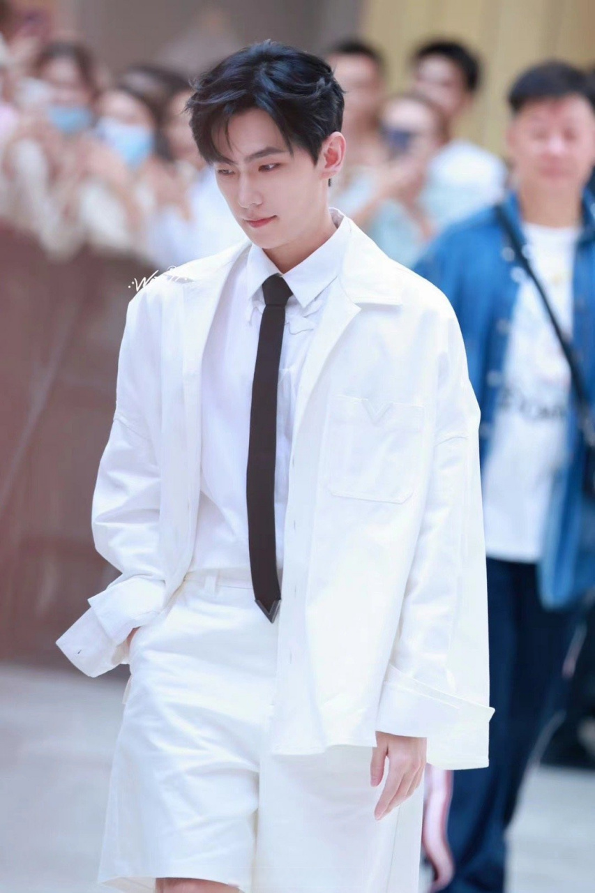 杨洋白色短裤#杨洋最新造型来了,纯白上衣搭配黑色领带,这也太帅涟缮