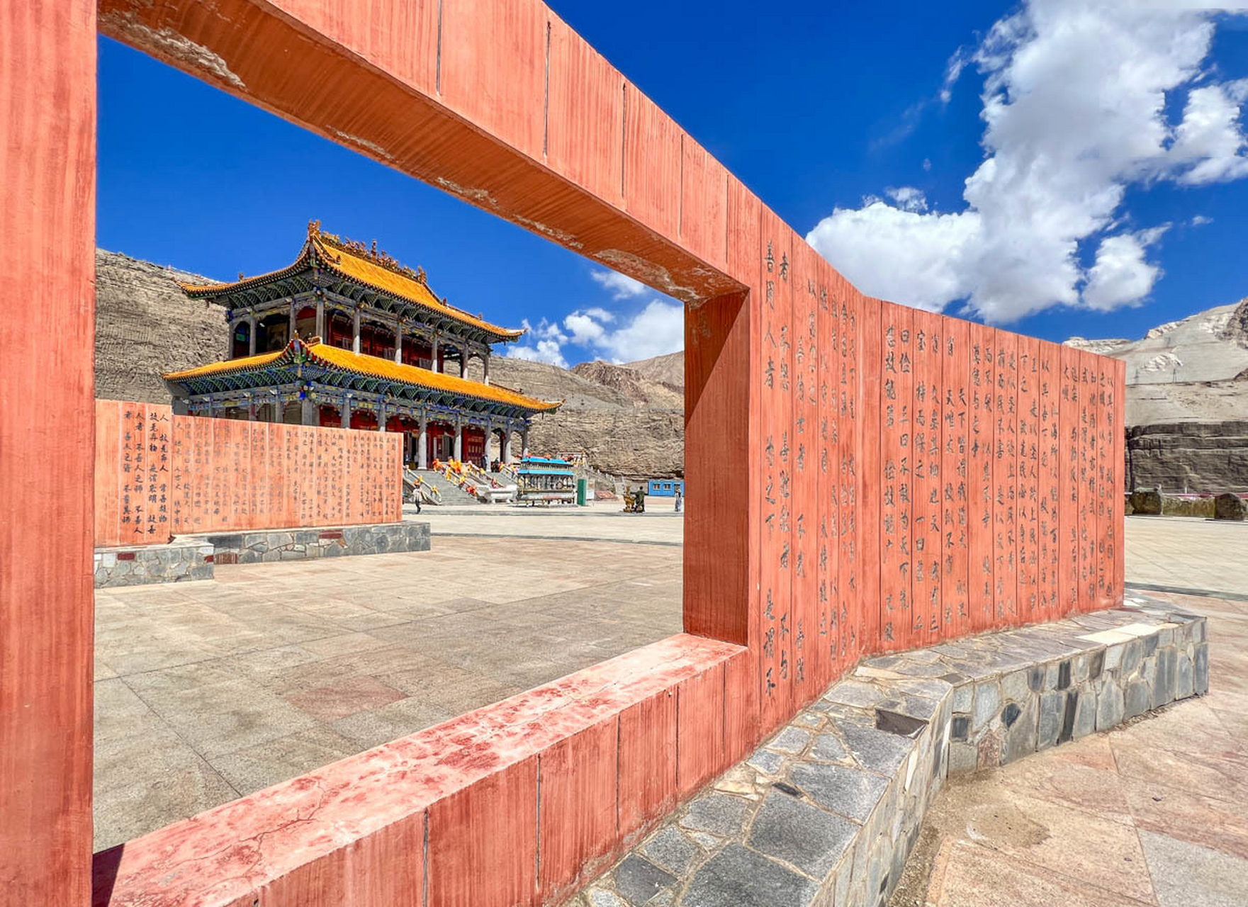 昆仑山无极龙凤宫,世界上海拔最高的道观 从格尔木前往可可西里的途中