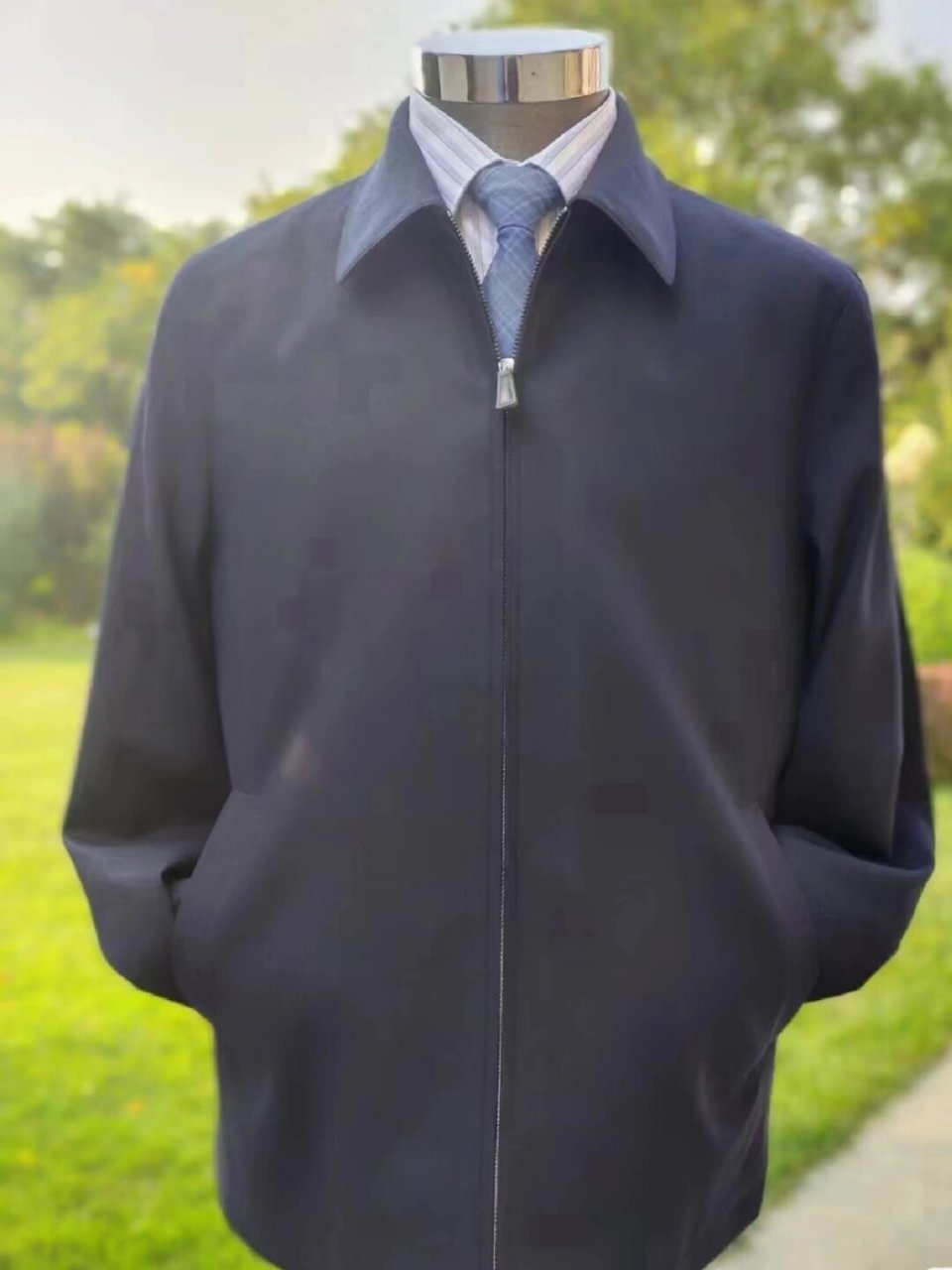 政务夹克 行政夹克也叫干部夹克,因为领导干部经常穿着它出席活动,在