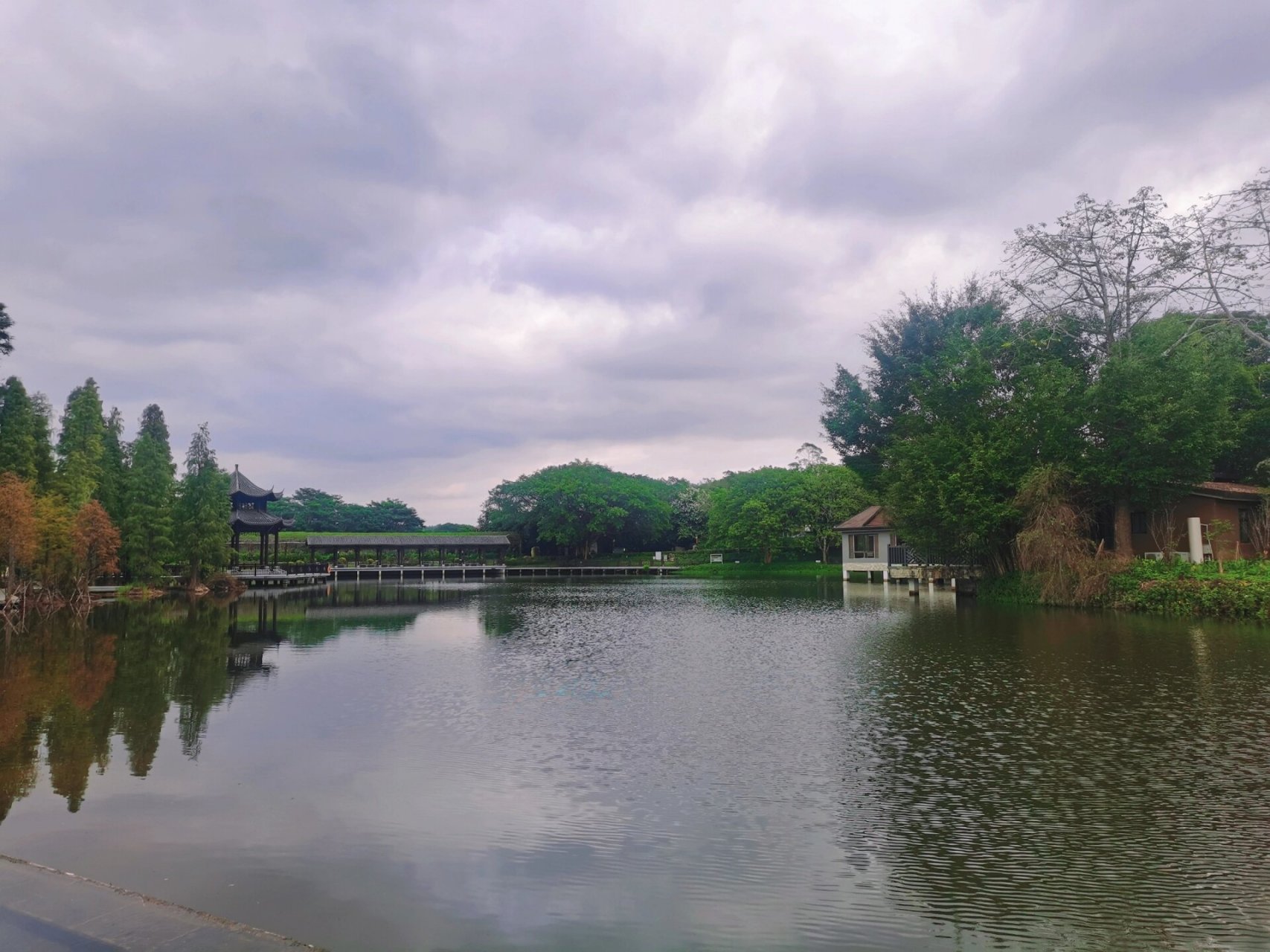 绿岛山庄半日游 绿岛山庄位于饶平县,距离市区三十多公里的车程.