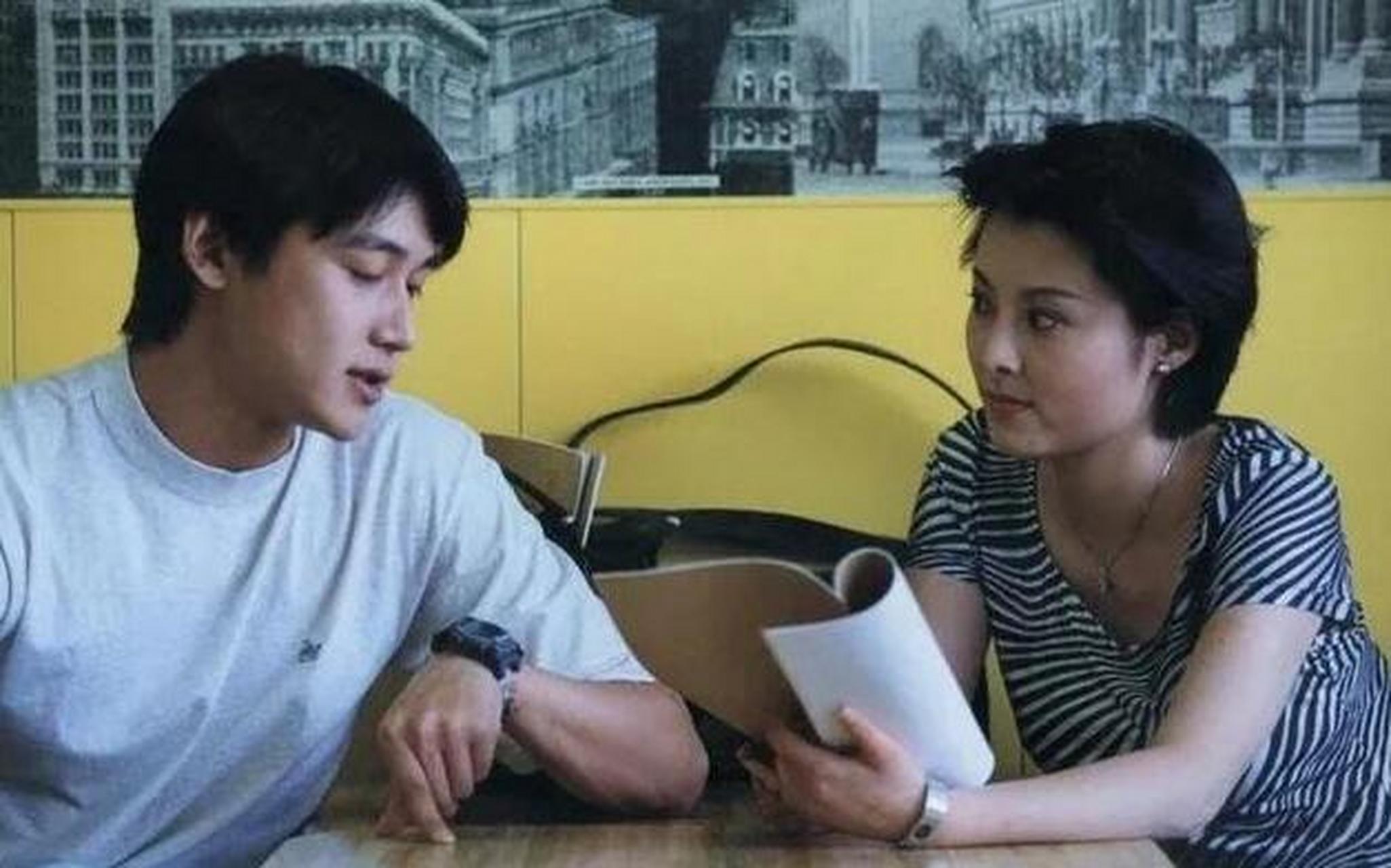 陆毅在拍《永不瞑目》的时候也是个小鲜肉,英气逼人的脸部轮廓把袁立