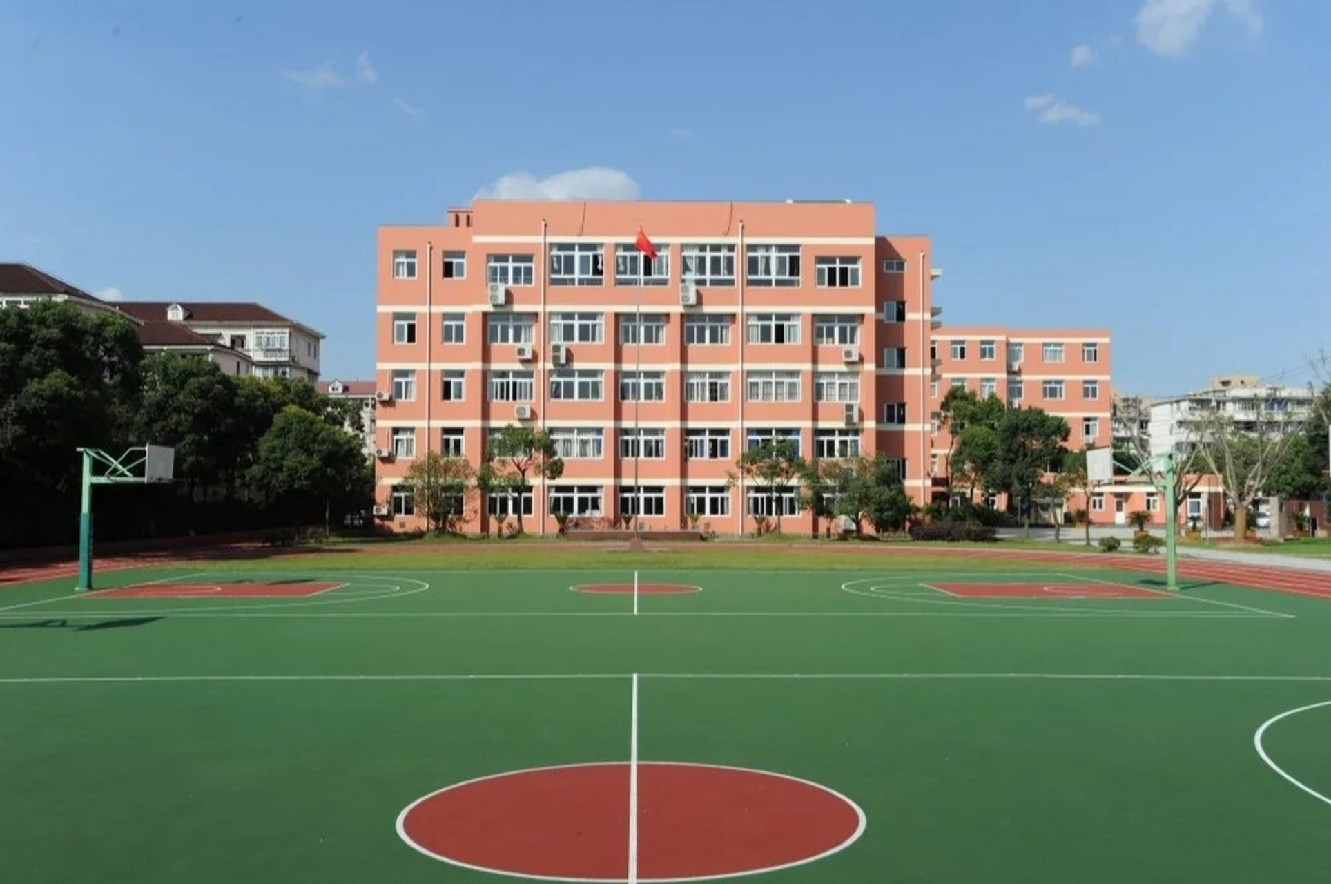 上海久隆模范中学:贫困学子也能成模范公民 .