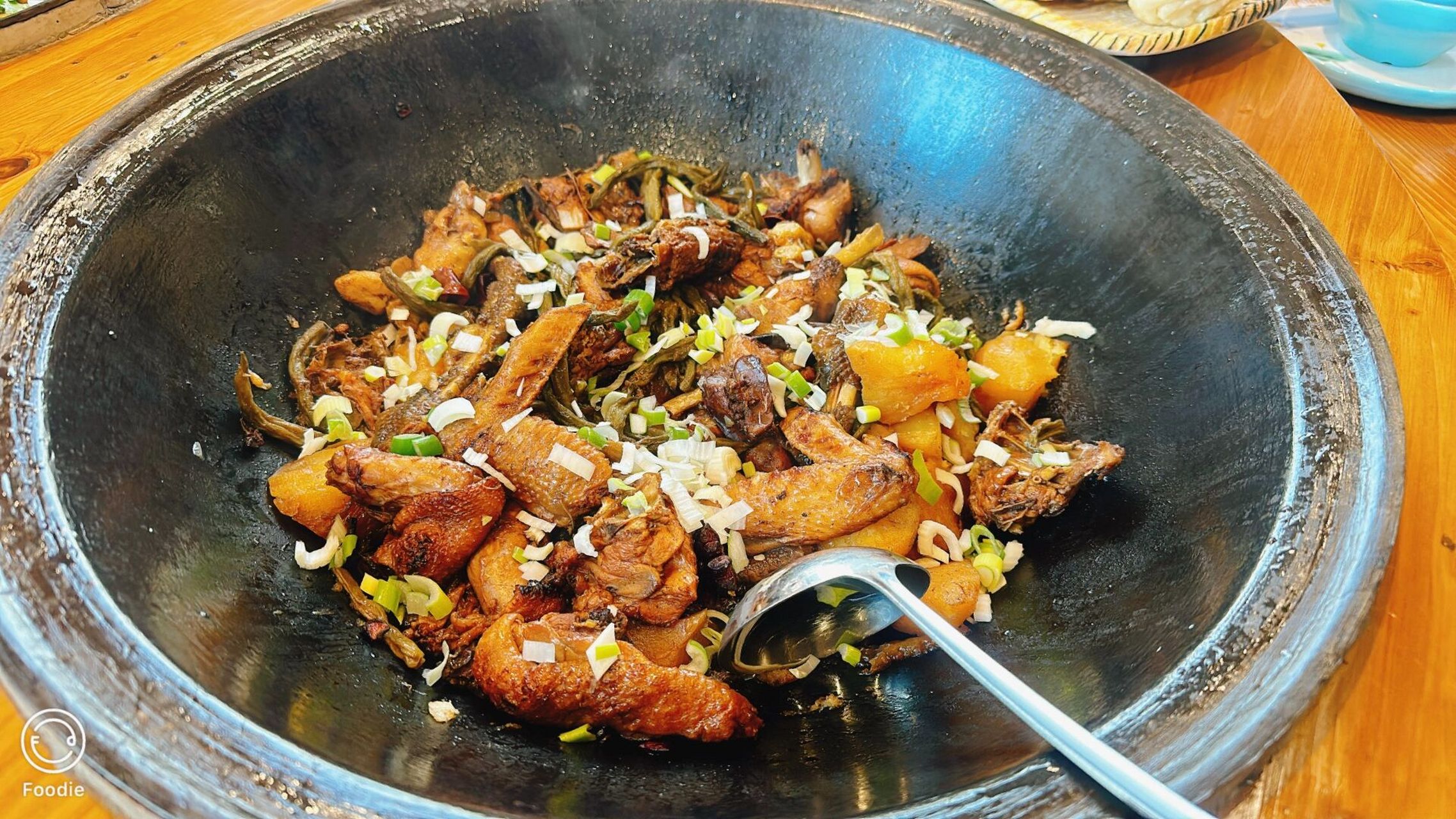 白城美食探店|铁锅炖   路缘铁锅炖,小笨鸡锅和鱼锅,都非常好吃,纯纯