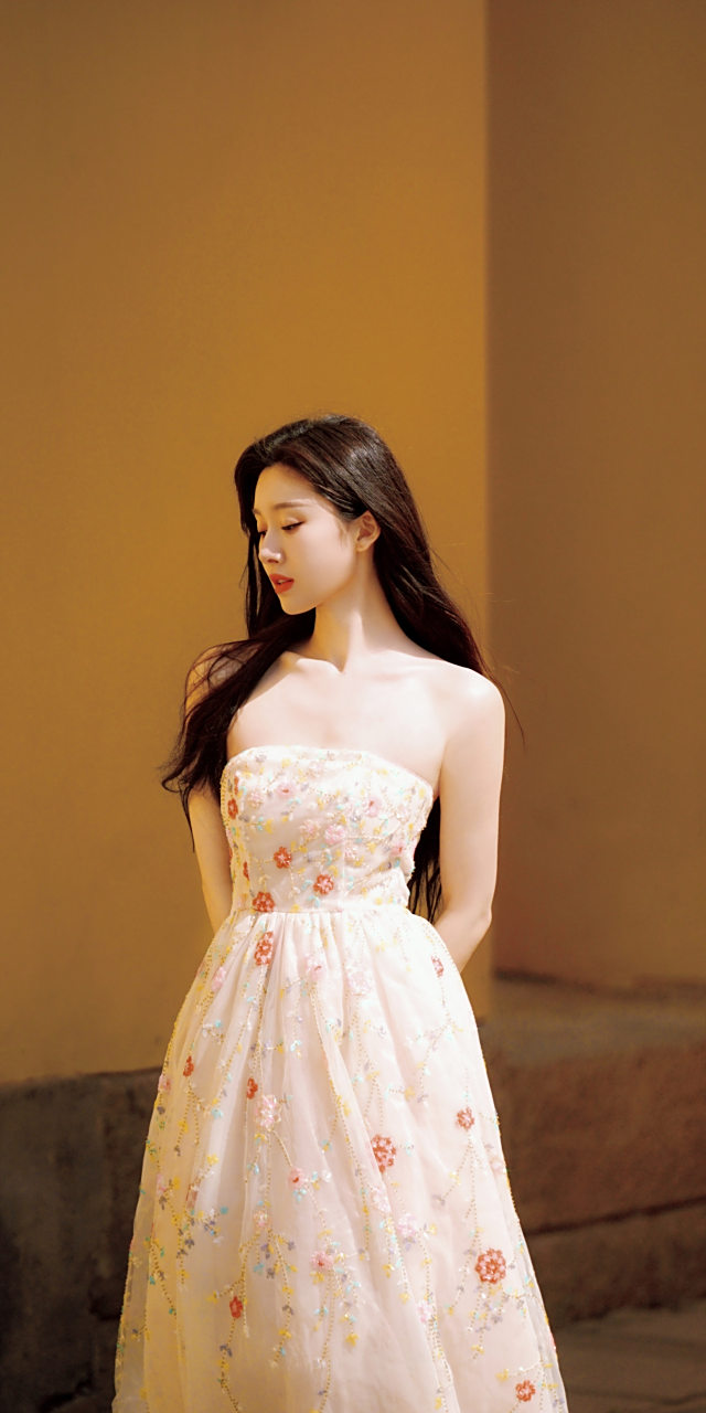 王子璇鲜花抹胸裙壁纸组图