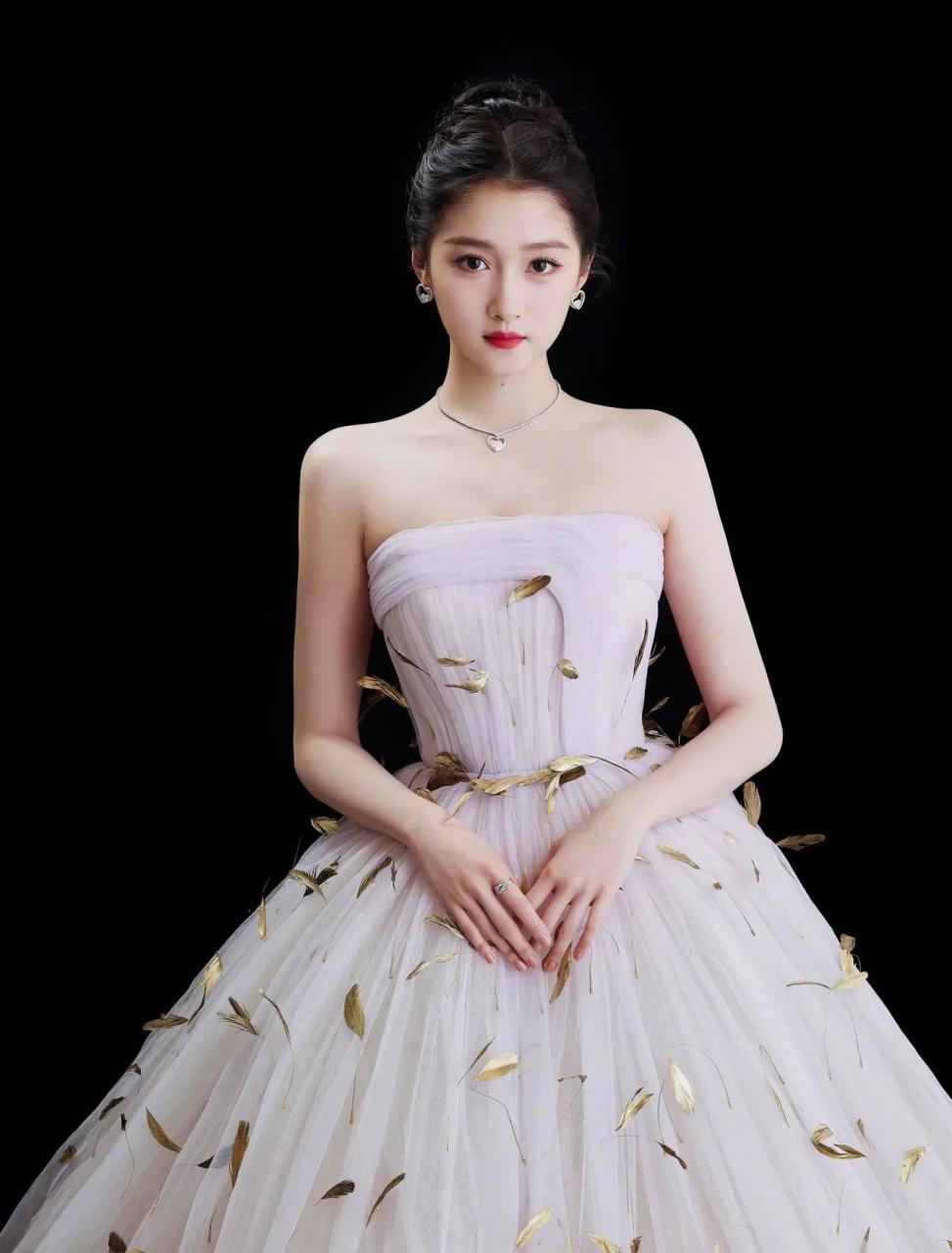 关晓彤官宣了75  关晓彤官宣称终于考上了小船哥的大学,配图是北清