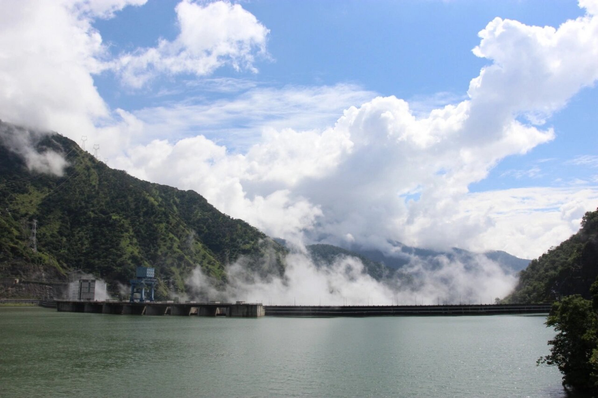 二滩水电站 二滩水电站(地处攀枝花市),是雅砻江流域水电梯级开发的