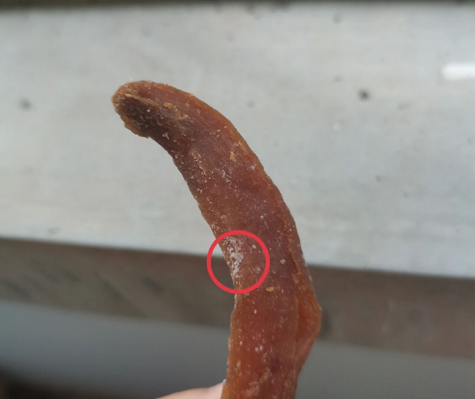 红薯干有这样白色点点还能吃吗 不知道是糖霜结晶还是霉点 从家里带来
