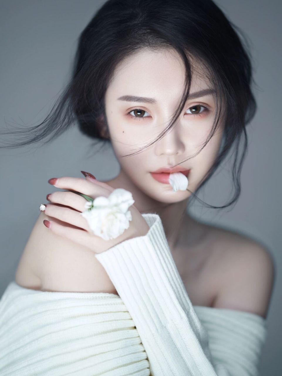 极简肖像完美的呈现了这个年龄的成熟和知性美 赋予女性干净清澈的美