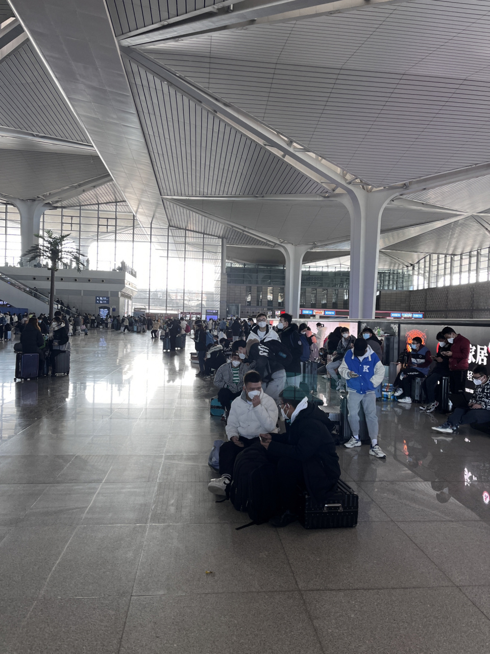 太原南站西进站口 队伍很快5-10分钟 站里人贼多.