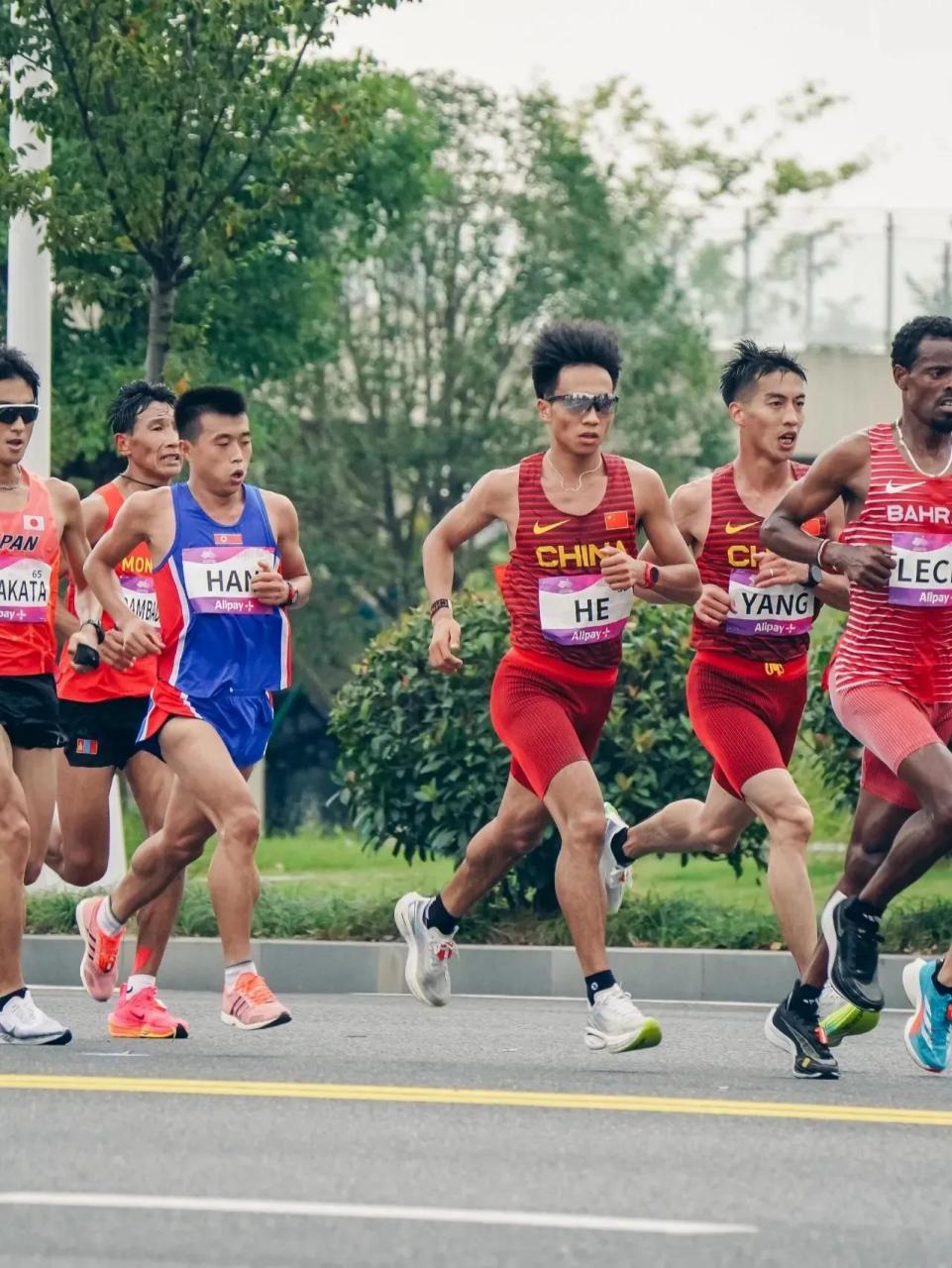 作为一名跑步爱好者,虽然成绩渣,但还是为朝鲜选手韩日龙在亚运会赛场
