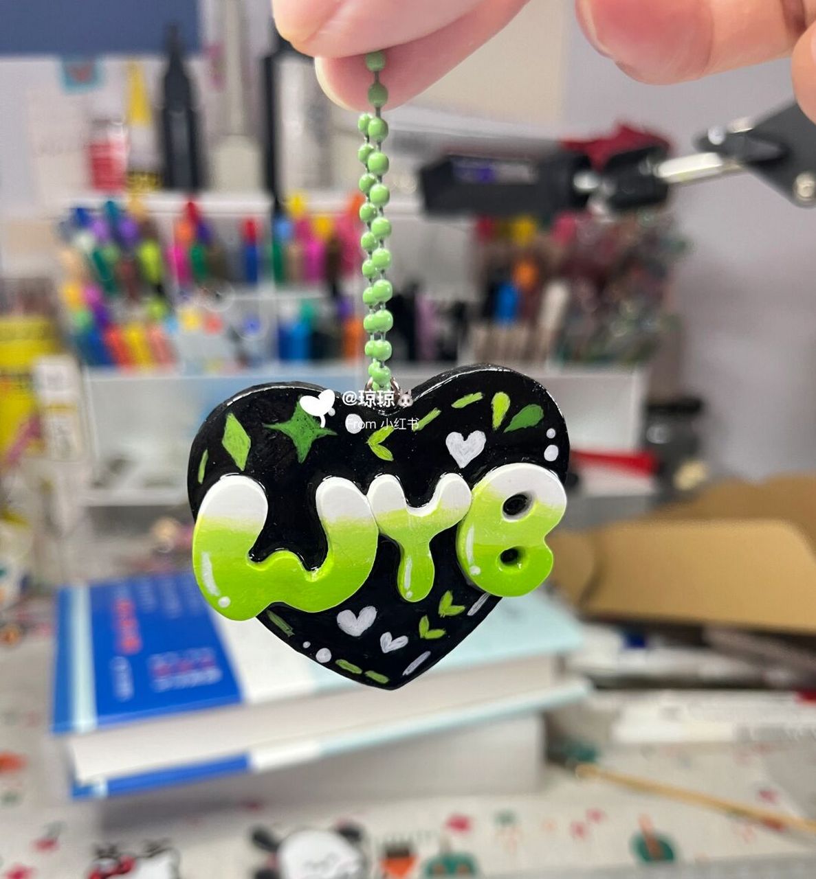 客定:王一博石塑粘土姓名牌 之前做过黑粉配色的一博姓名牌,很受欢迎