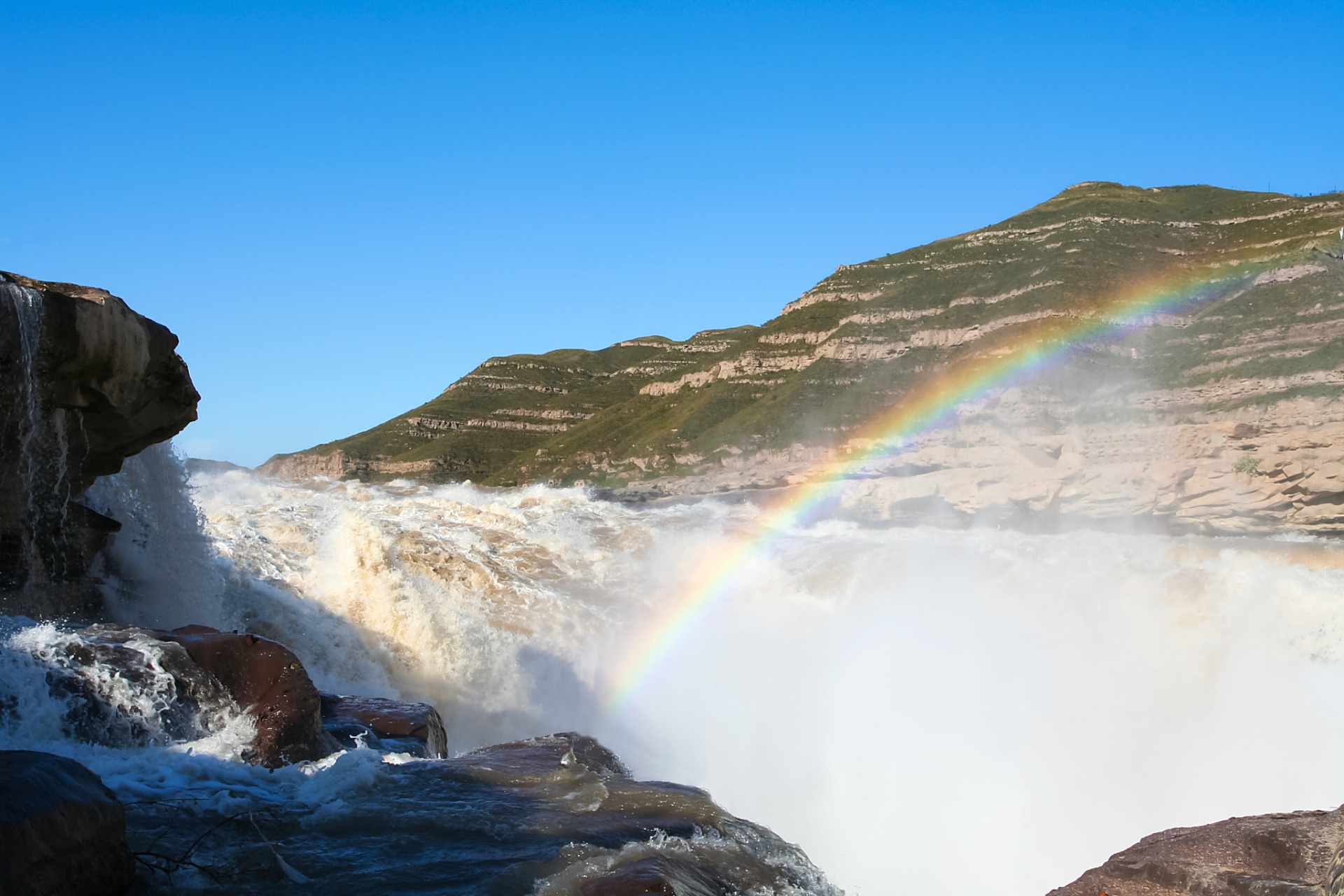 壶口瀑布与彩虹同框太壮观了# 当壶口瀑布与彩虹开启合作模式,大自然