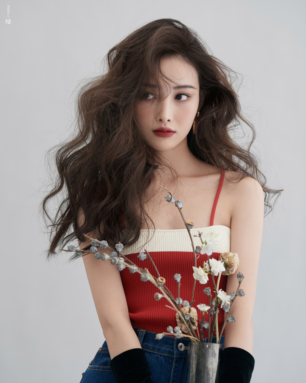 蓬松的大波浪卷 哑光妆面,丝绒雾面口红 英气的野