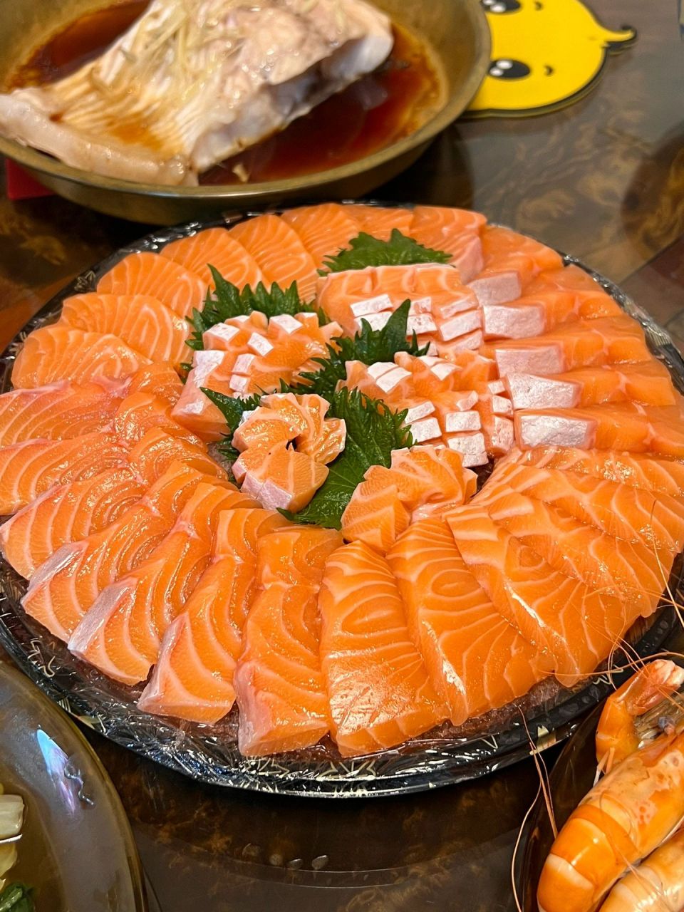 挑选三文鱼的时候,价格相差很多,虽然店家说不可能卖虹鳟鱼,但是最