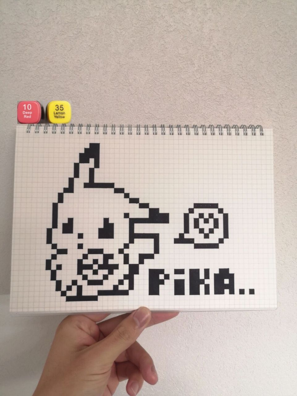 像素画:皮卡丘78 临摹自:九儿 网格本:b5 #皮卡丘# #像素画# #精灵