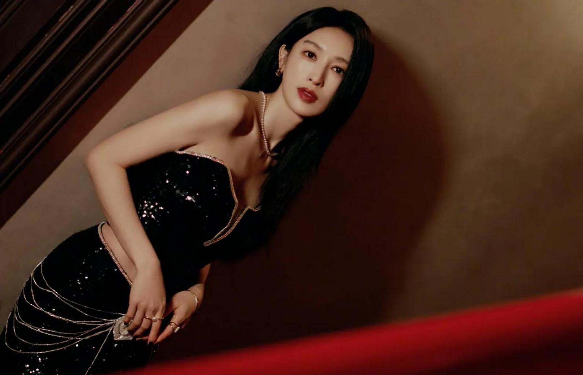 张俪夜空中耀眼亮丽的身影,优雅又迷人太美了