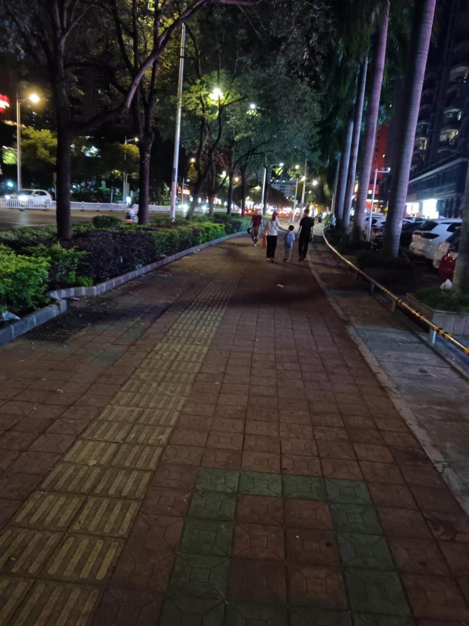好不容易休息一天,晚上出来散散步.