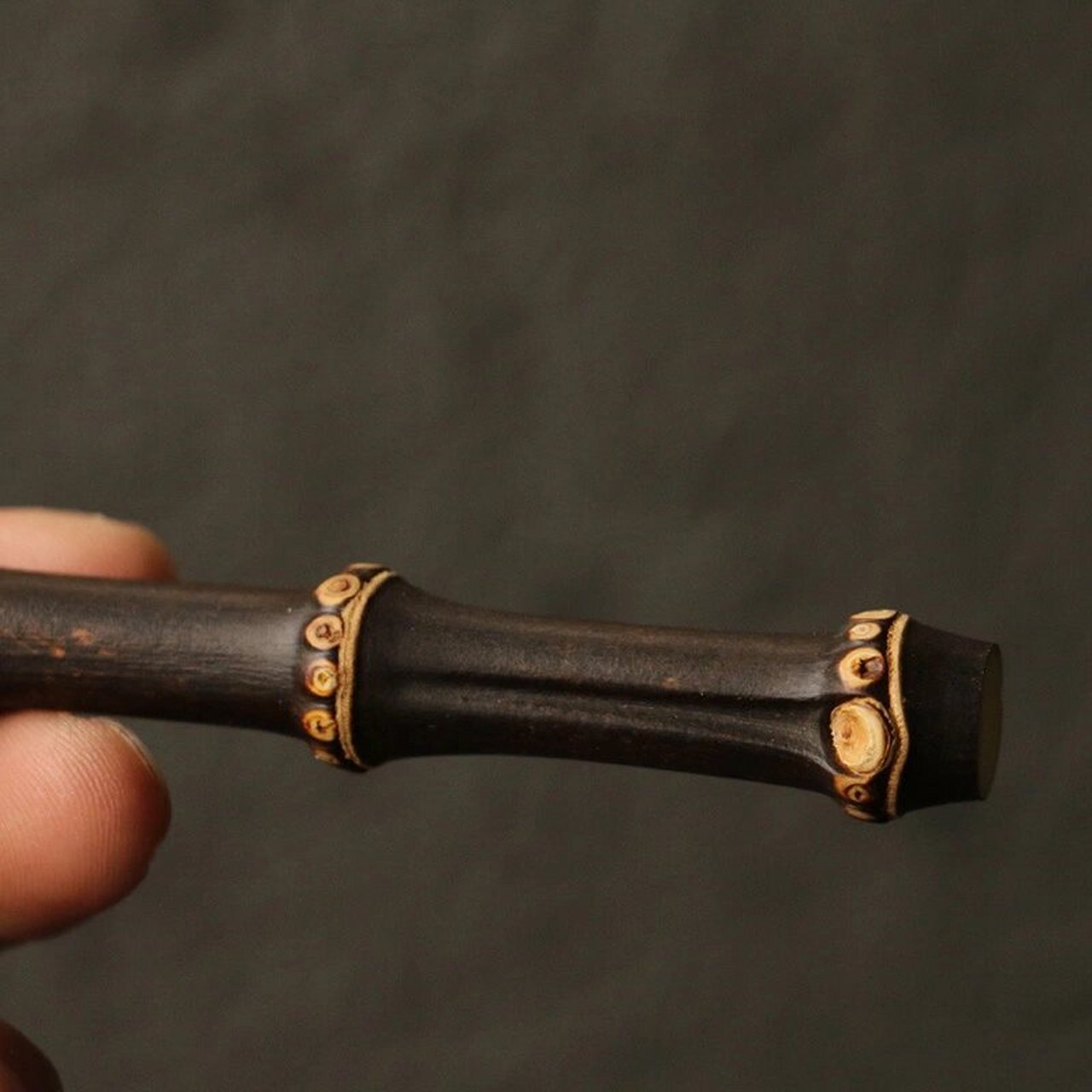 满钉紫竹鞭手把件 纯手工制作,天然老料 色泽均匀,满钉竹节 小巧精致