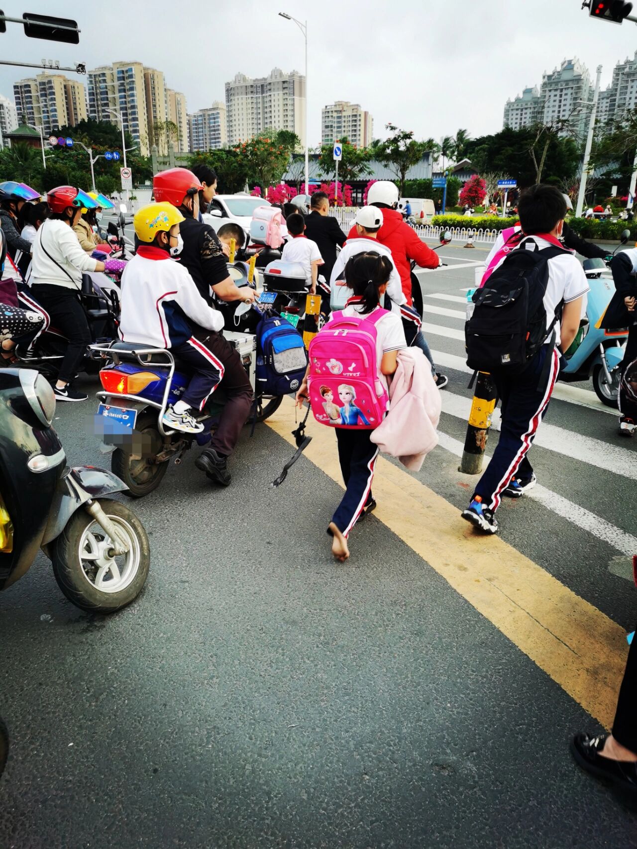 放学了,你是光脚上学吗